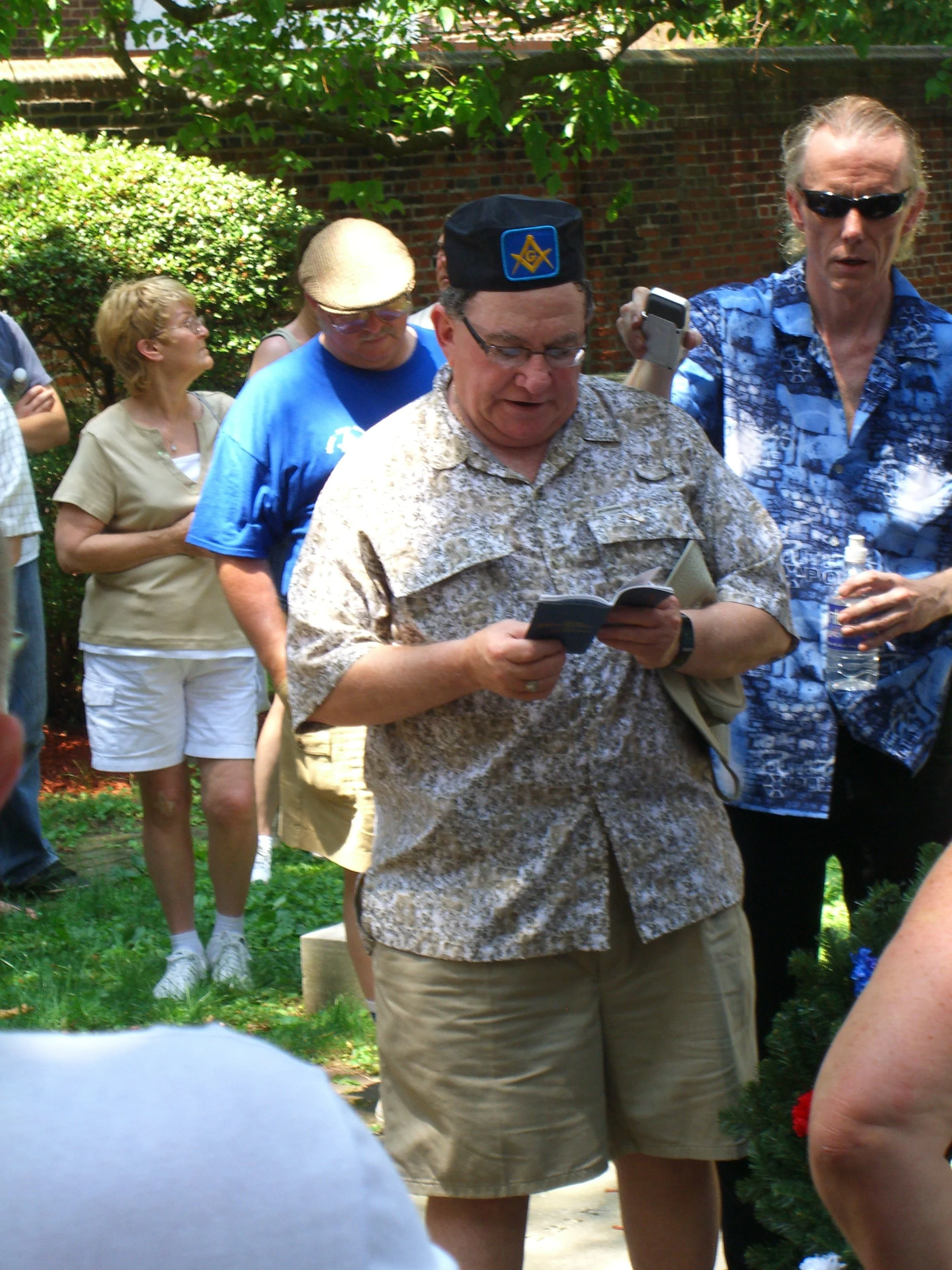 [2008] Bro. Edward Budman, P.M. delivering a prayer over the gravesite of Bro. Haym Saloman