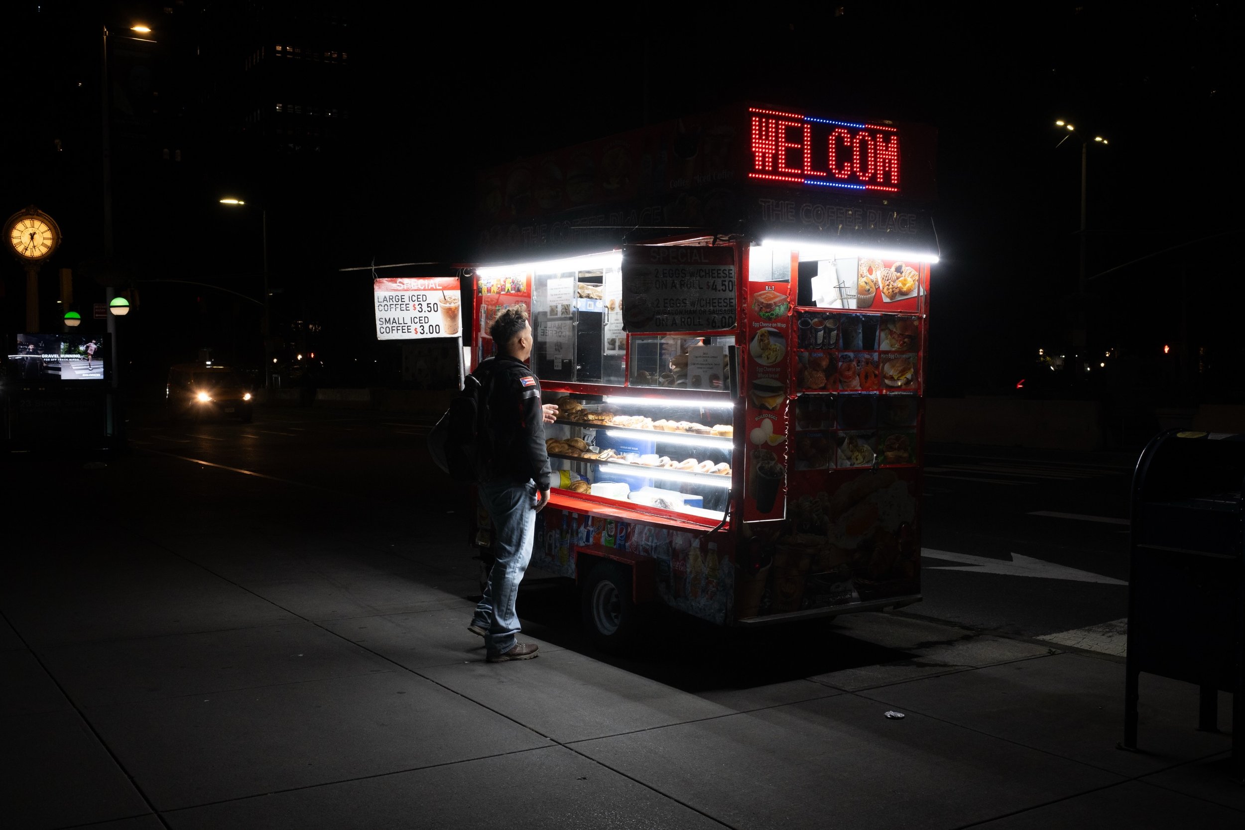 05:34AM #NewYork #USA &ldquo;early birds&rdquo; by @shunsky.nyc for @24hourproject.

&ldquo;24 Hours Against Hunger&rdquo; in support of @actionagainsthunger, a global organization fighting hunger and malnutrition. 

One photo. One hour. One day. One
