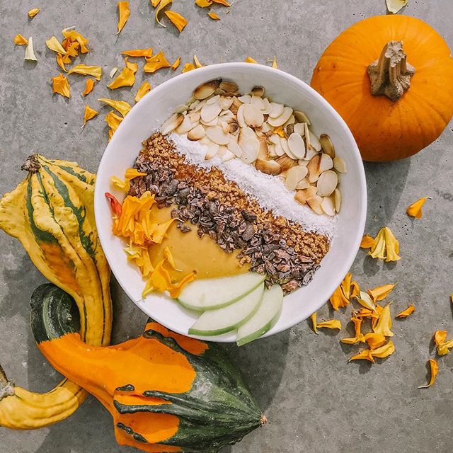 What&rsquo;s this smoothie bowl made of? Pumpkin and spice and all things nice - and we&rsquo;re totally FALLing for it 🍂