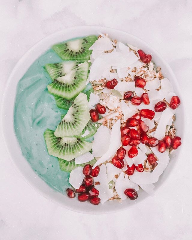 🧜🏾&zwj;♀️Winter may be here already, but you can get your summer fix with our brand new MERMAID SMOOTHIE BOWL 🧜🏼&zwj;♀️