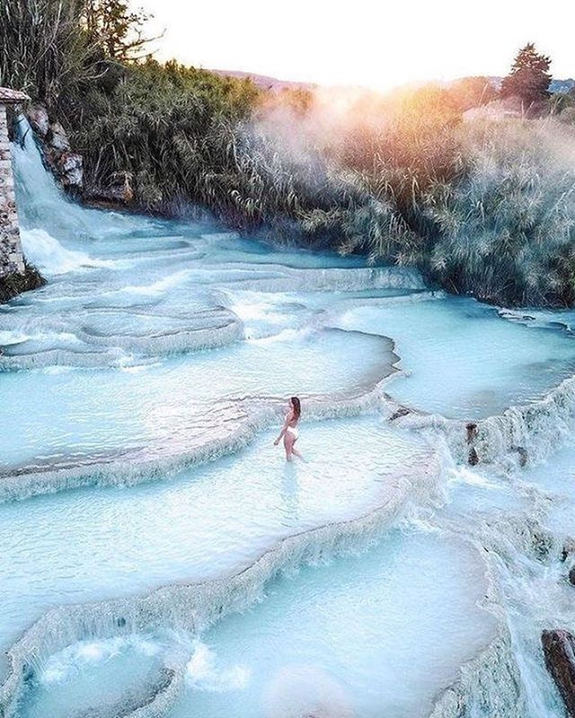 Happy #earthday 🌎🌍🌏 Would you hit up these thermal baths in Tuscany? On my way... 📸: @colorsandcoordinates @tasteinhotels #happyearthday #roamtheplanet