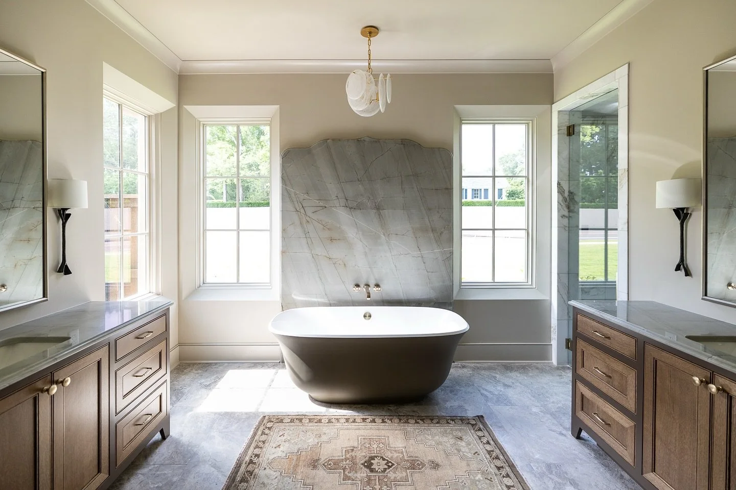 If I was to update my master bath it would look something similar to this one I photographed for the uber talented, interior designer @bgainesinteriors 

#brandphotographer #interiordesignphotographer #masterbathroomgoals