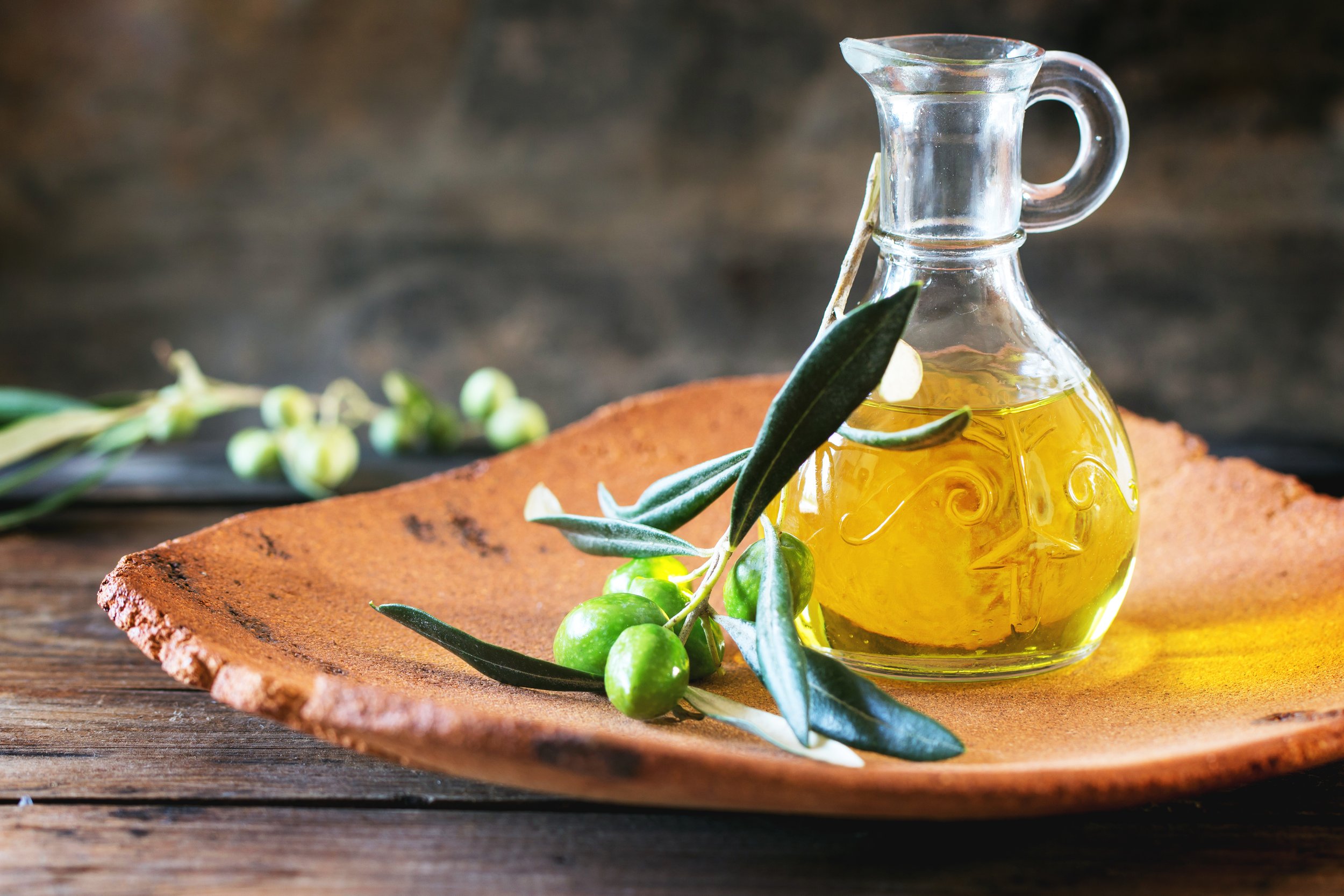 Детям можно оливковое масло. Олив Ойл масло оливковое. Olive Oil масло оливковое. Оливковое масло в кувшине. Кувшин для масла.