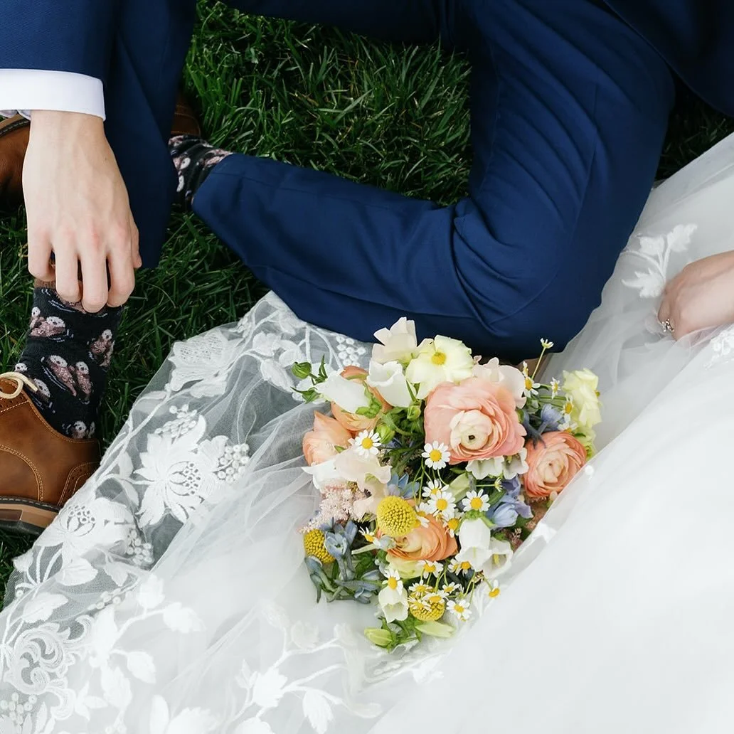 The otter socks are a nice touch, but the bouquet steals the show here&hellip; hehe 🥰🌷🌿🦦
Photography l @compass.films 
Venue l @covenantnashville 
#nashvilleflorist #bridalbouquet