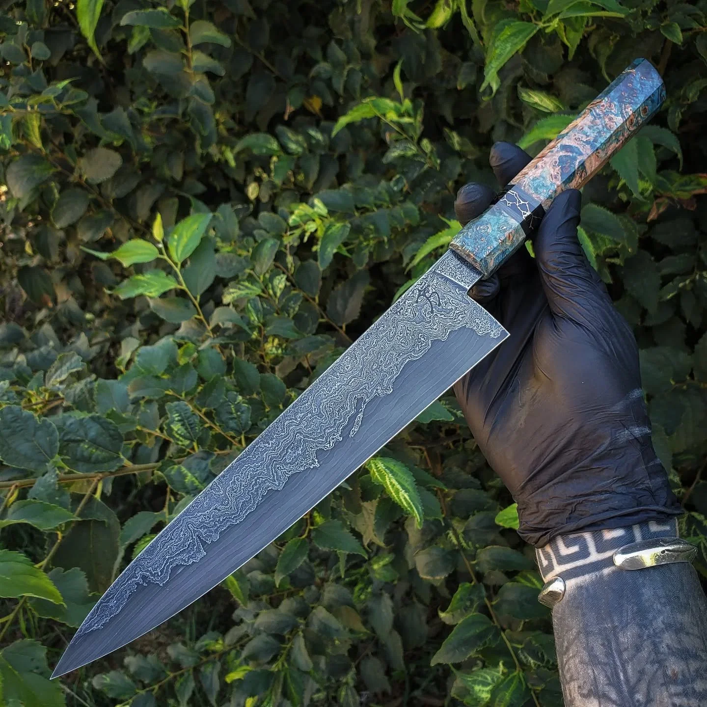 A beautiful Damascus pattern by @labradoforge placed in my hands and given life. The core is 1095 and 1084. The handle has some carbon fiber layers. It's elegant and vibrant.