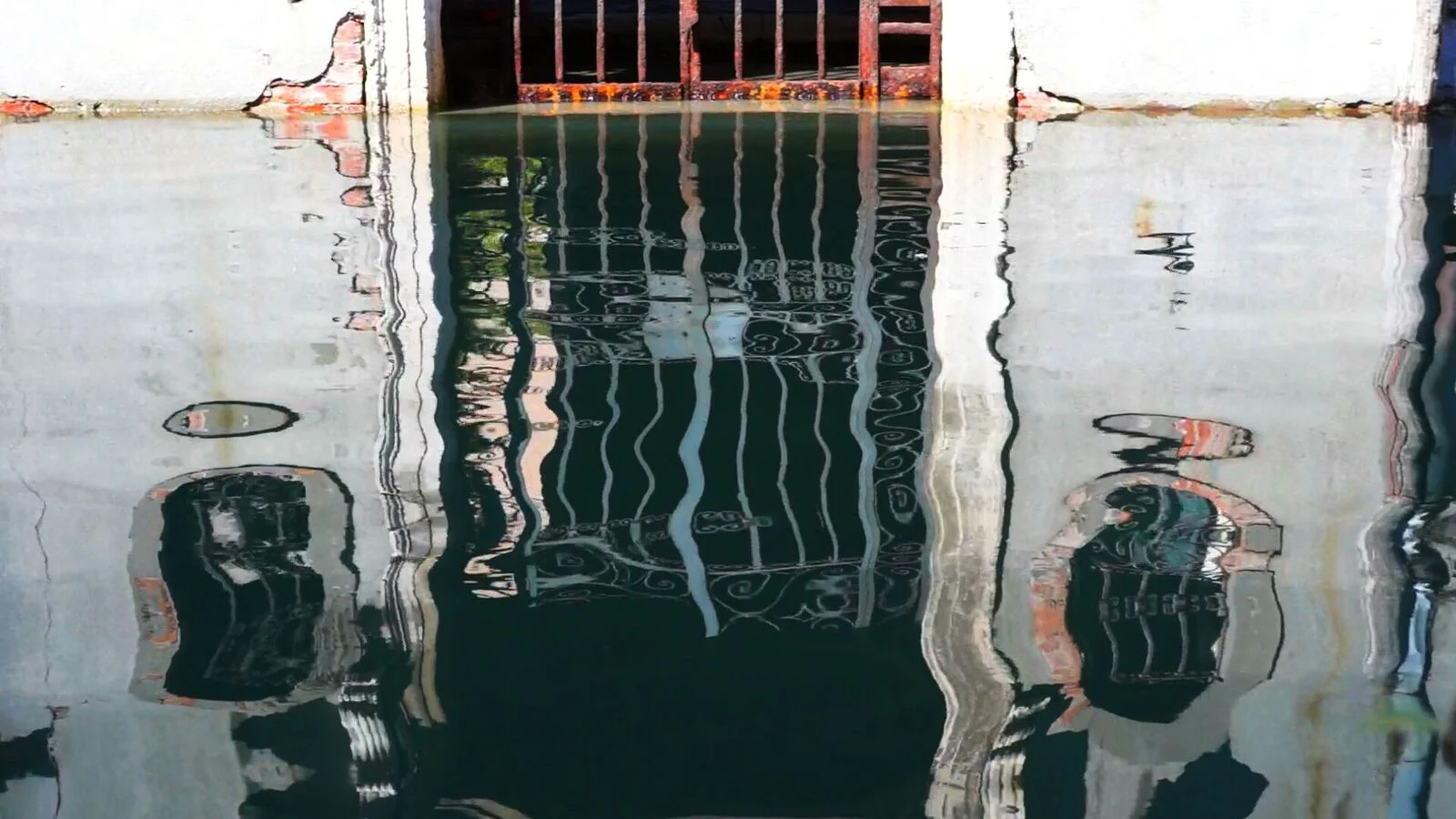 Reflections (detail), 2018. Video installation on unstretched canvas. Image via CURRENTS NEW MEDIA .