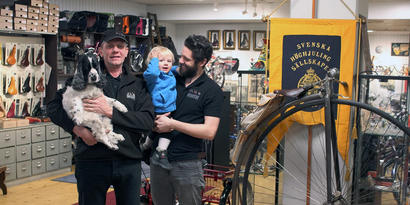 Lars-Åke och Martin Fredberg tillsammans med hunden Tessan och Martins son Iver