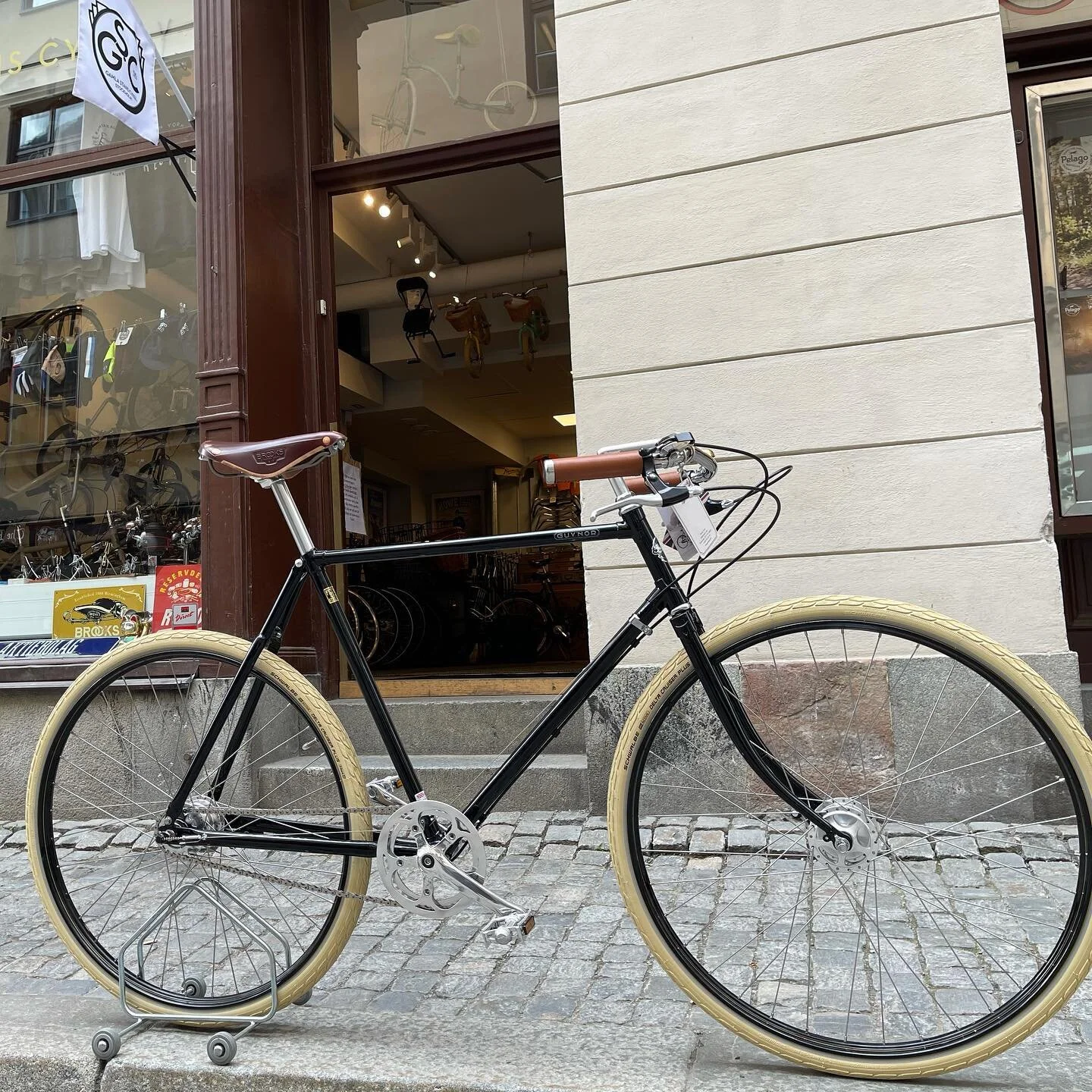 GuvNor kan va en av de snyggaste cyklarna p&aring; marknaden. Vi har s&aring;lt engelska Pashley i m&aring;nga &aring;r och denna modell &auml;r det klar mest efterfr&aring;gade och s&aring;lda cykeln fr&aring;n Pashley hos oss. Pga l&aring;&aring;ng
