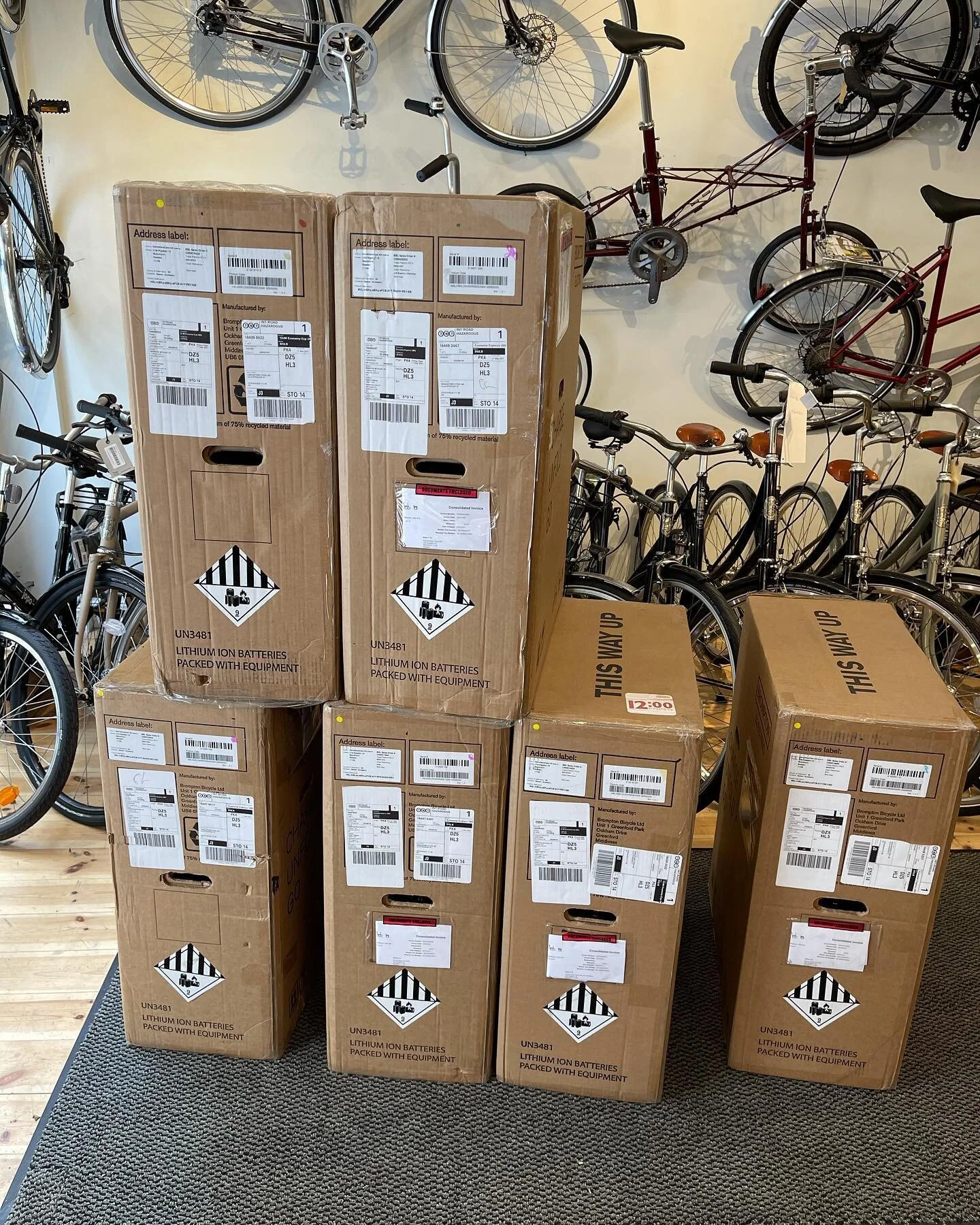 Brompton Electric finns &auml;ntligen att k&ouml;pa efter l&aring;&aring;&aring;ng v&auml;ntan. Vi har sj&auml;lvklart en Electric Democykel att provcykla. #bromptonsweden #brompton #bromptonelectric #boltblue #cykla #cyklaistockholm #ihopf&auml;llba