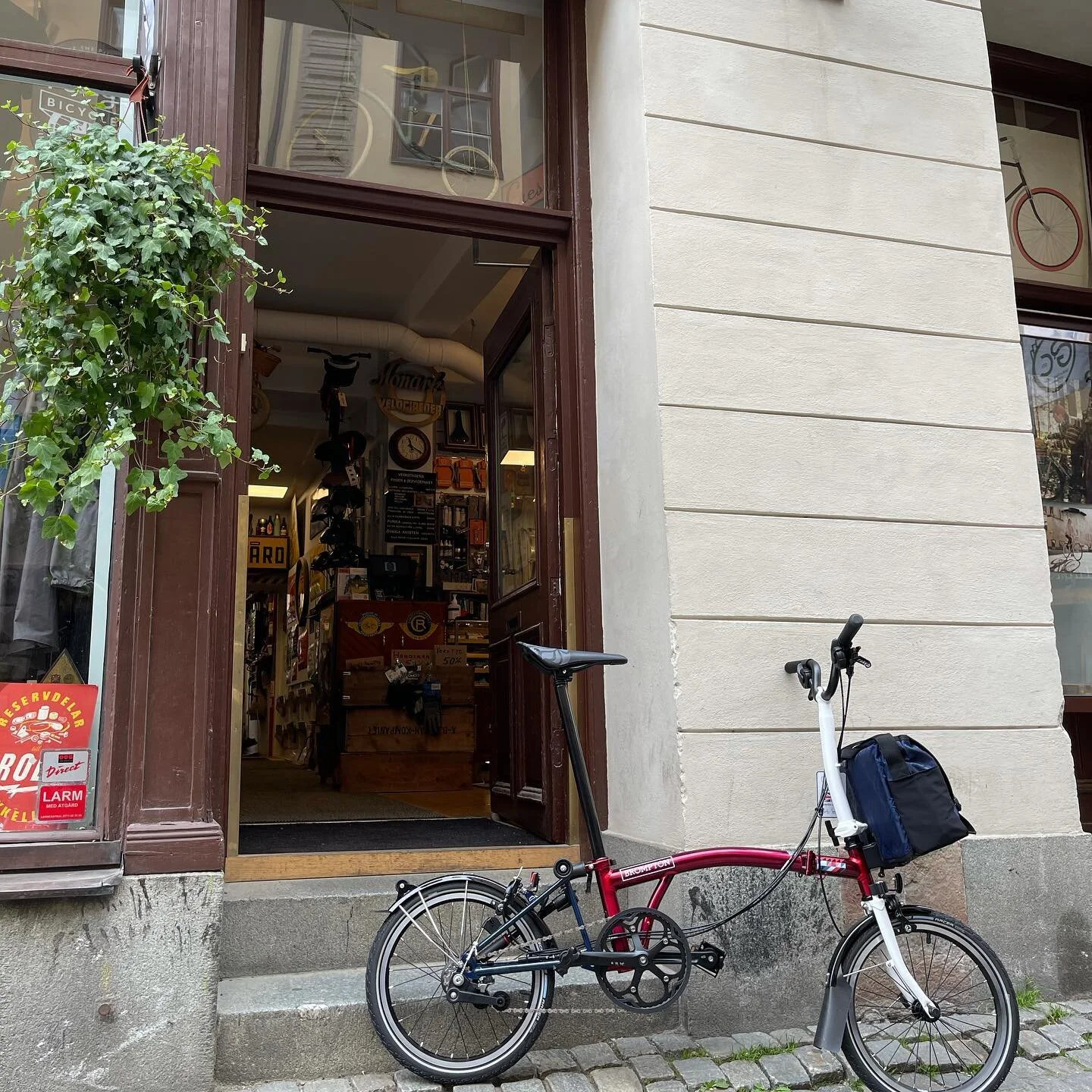 Brompton Team GB. En cykel i 2020 exemplar. Detta nr 609. Skapad f&ouml;r Storbritanniens Olympiska lag att cykla in p&aring; OS Arenan i Tokyo 2020. Kommer med unik v&auml;ska, sadel mm. Vem blir den lyckliga &auml;garen? #teamgb #bromptonbicycle #b