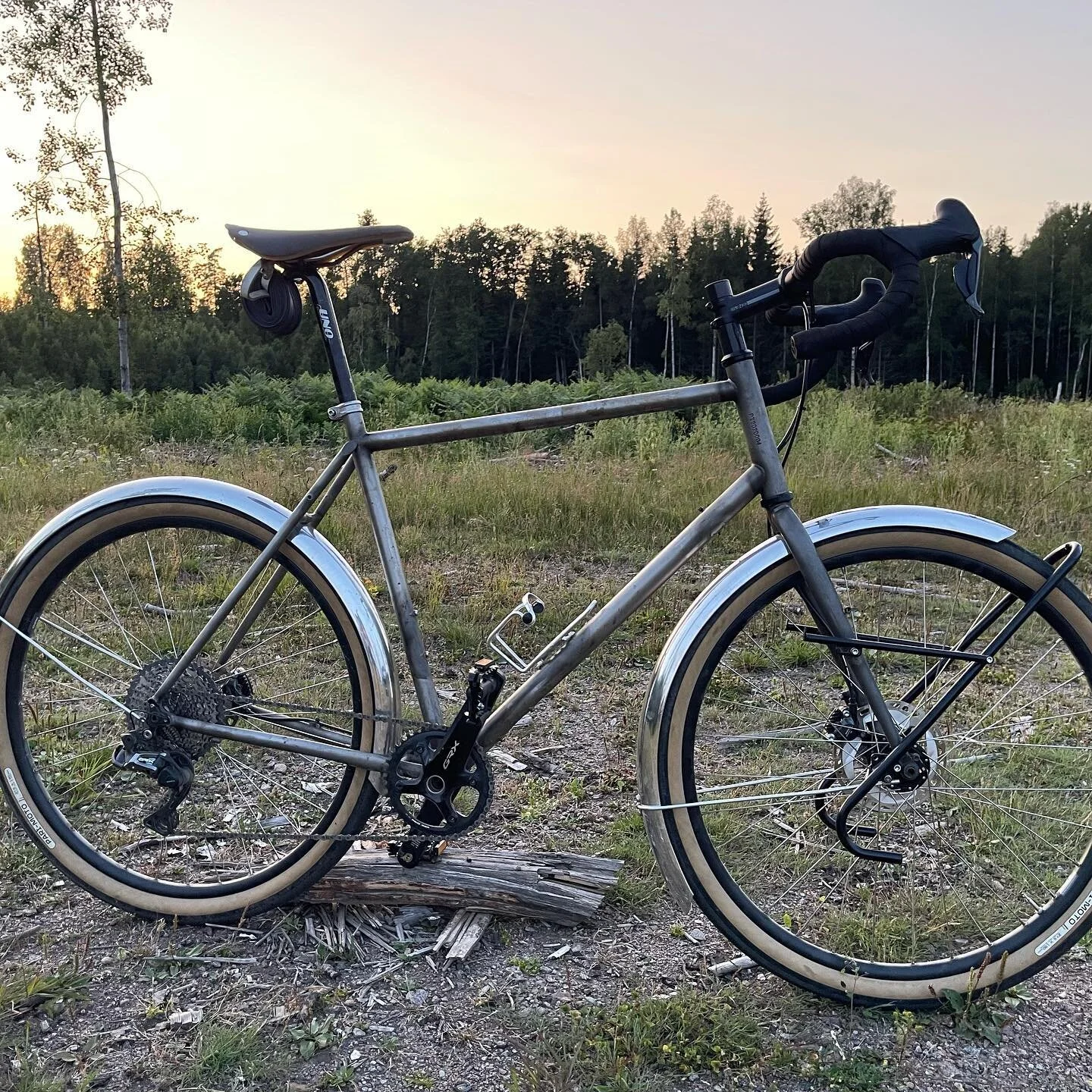 Under v&aring;r sommarledighet har delar av resan varit i Sm&aring;land. Bes&ouml;k hos Pilen i Gamleby och l&aring;n av n&auml;sta &aring;rs tillskott. Namnl&ouml;s (vad vi vet), men vi ser verkligen fram emot 2022. #pilencykel @pilencykelab #tyllin