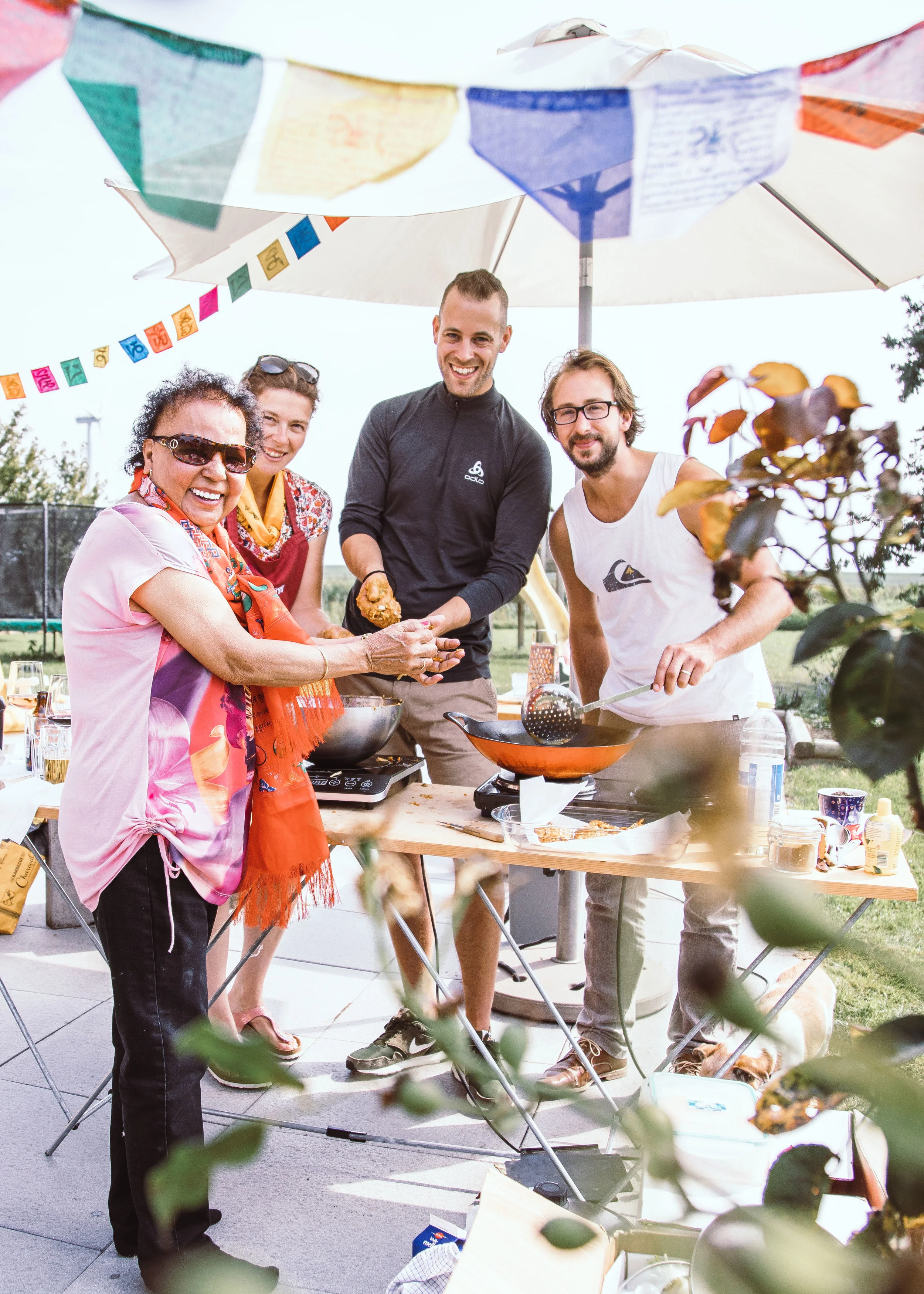 Een groep die de bijzondere smaken van Nepal ontdekten tijdens een kookworkshop.