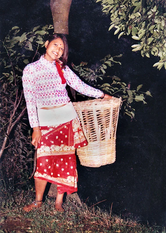Samjhana Bishankhe in culturele Newari klederdracht en met traditionele draagmand.