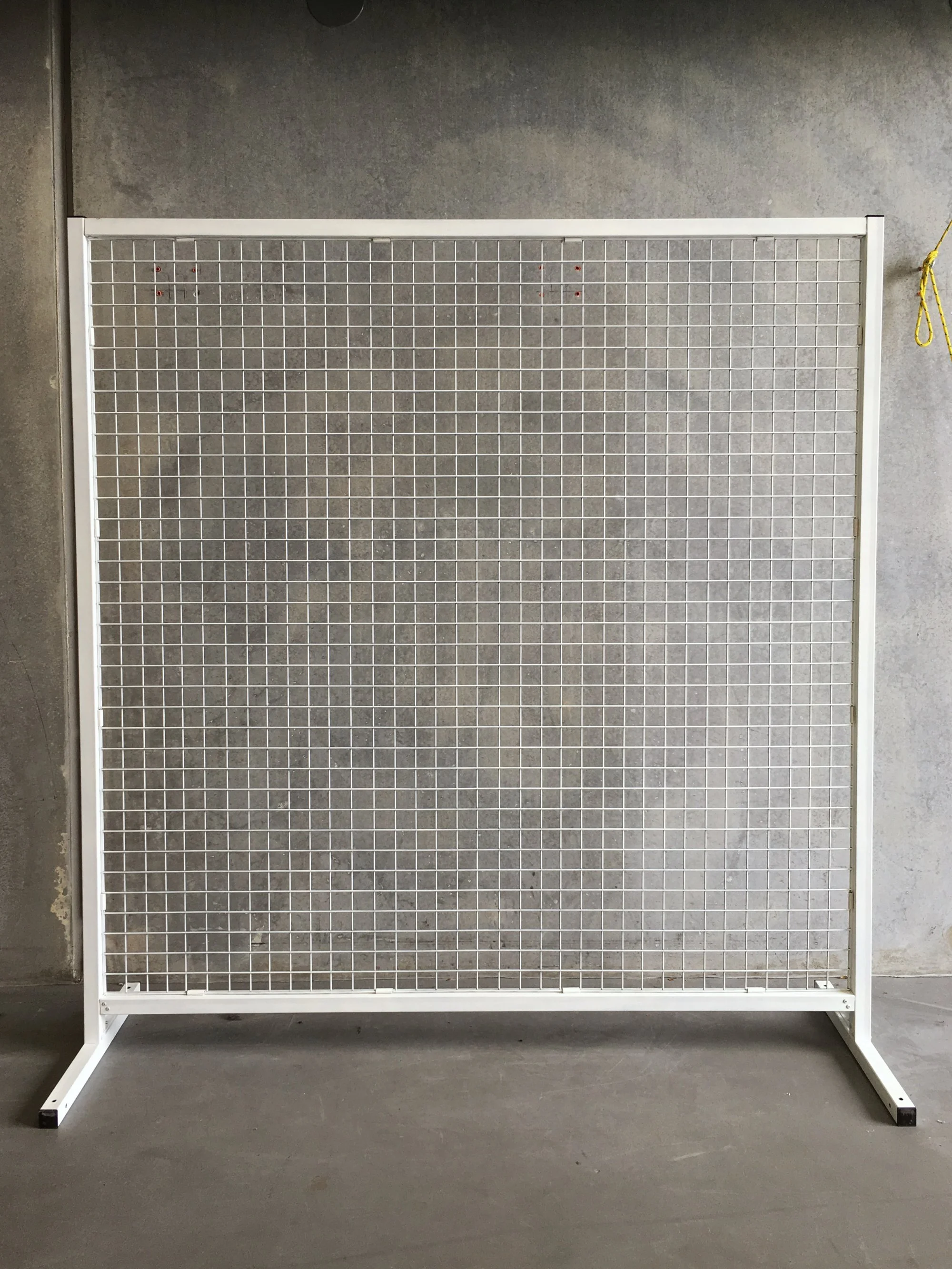 Wire mesh ceremony backdrop (white) Pompette Events.jpg