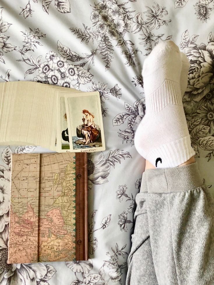 How to go from beginner to professional Tarot reader in these steps! If you want to give better card readings, follow the tips in this cheat sheet. Card deck is the Rider Waite Page, Knight, Queen and King of Cups - divination and fortune telling.