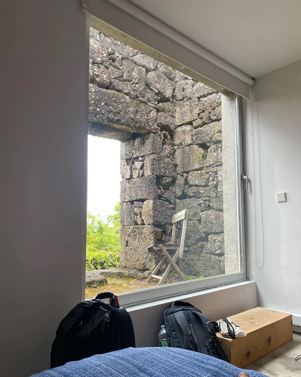 To my undergrad architecture friends: Peter Waldman would be impressed by this beautiful case study in the relationship possibilities between new walls and old ones: mirroring, delaminating, offsetting, adhering.
@aschool_uva