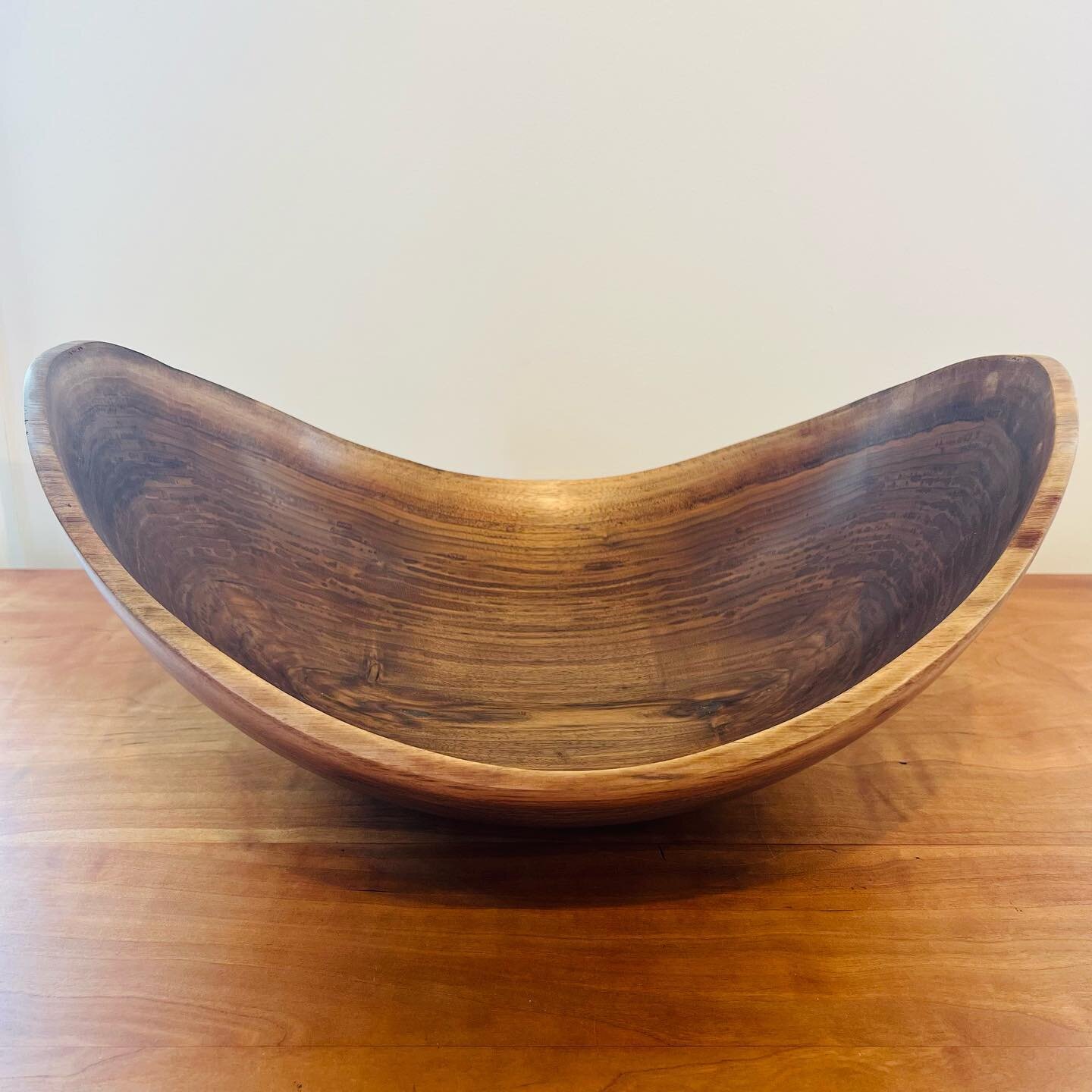 Beautiful carved bowls by Tom Dunne of Middlebury, Vermont. Examples of his work in order of appearance&hellip;
1) Large live edge walnut bowl  2) Live edge ash bowl  3) Small live edge walnut bowl  Tom creates simple, clean, organic shapes out of lo