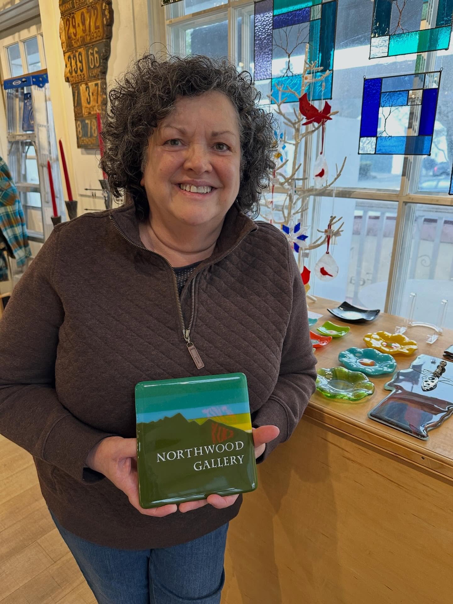 How cool is this!?! Glass artist @cqglassworks made this custom piece with our logo and we are absolutely in love with it!! Thank you Caroline for such a beautiful contribution to our space - it absolutely glows when the sun hits it ☀️ 

Her new spri