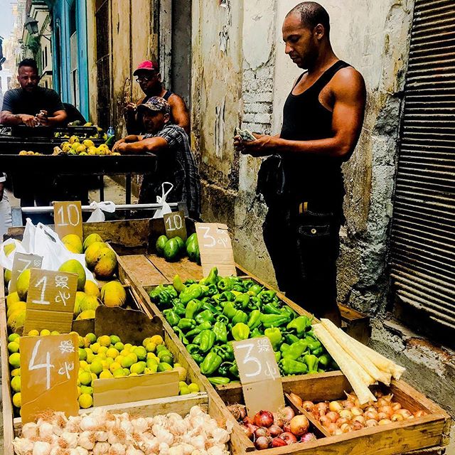 In Cuba, we buy our fruits and vegetables in little carts parked on the street. 🍋🍅🥑
.
.
.
#agromercado #bphcuba #lahabana #fruta #travelphotography #cuba #havana #cubatour #eatwell #foodndrink  #visitcuba #travelcuba #produce #habanero #travel