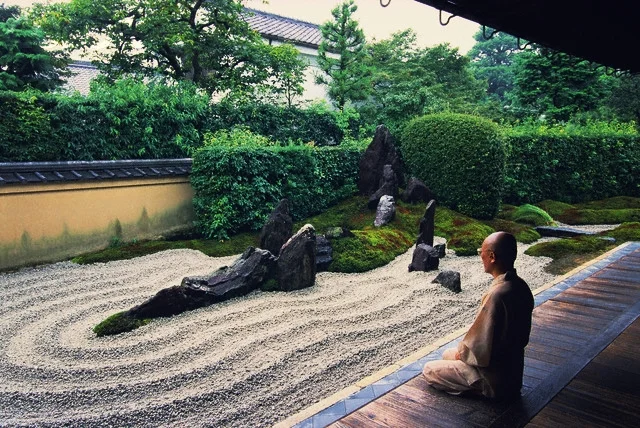 Meditaatio kivipuutarhassa.