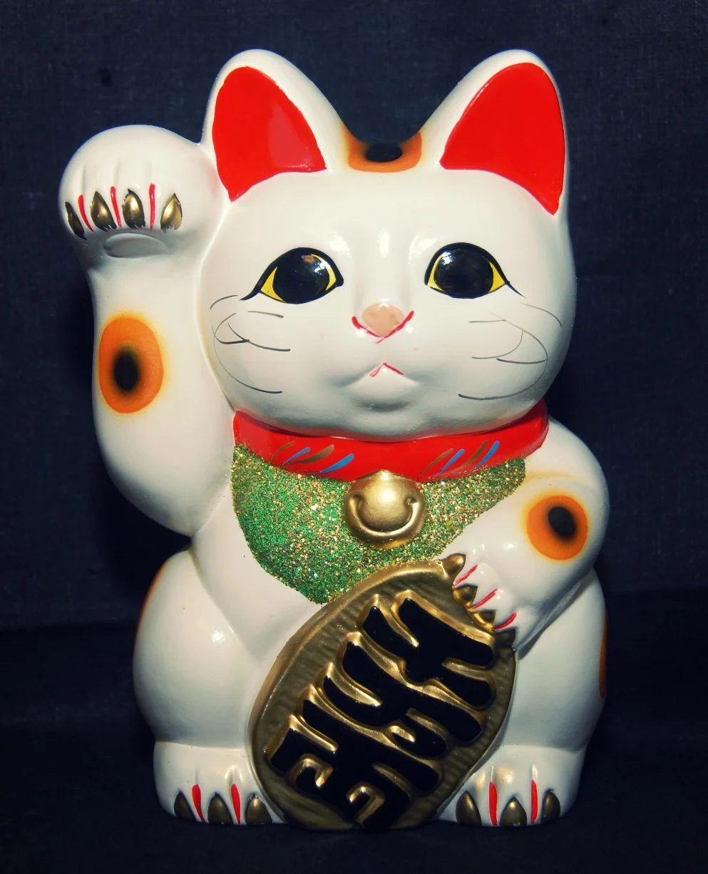 Maneki-neko toivottaa tervetulleeksi Japaniin.