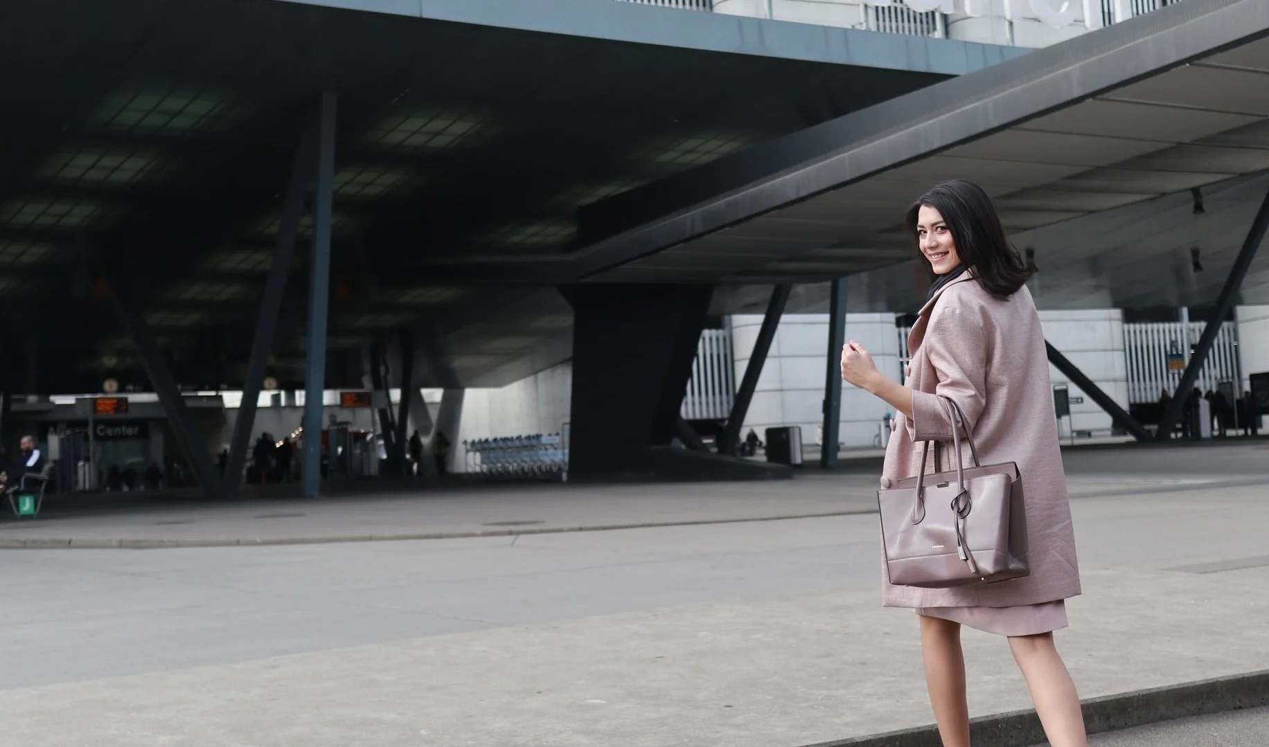 Tanya trägt Business Casual