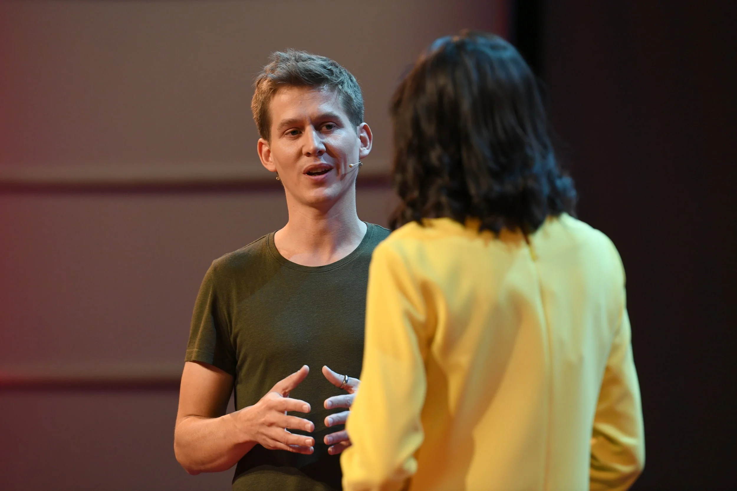 Christian Hirsig, founder of Powercoders , empowers refugees by offering them a coding course and help in finding an internship in Switzerland after that. «When you knock on a door, somebody will open», he says.