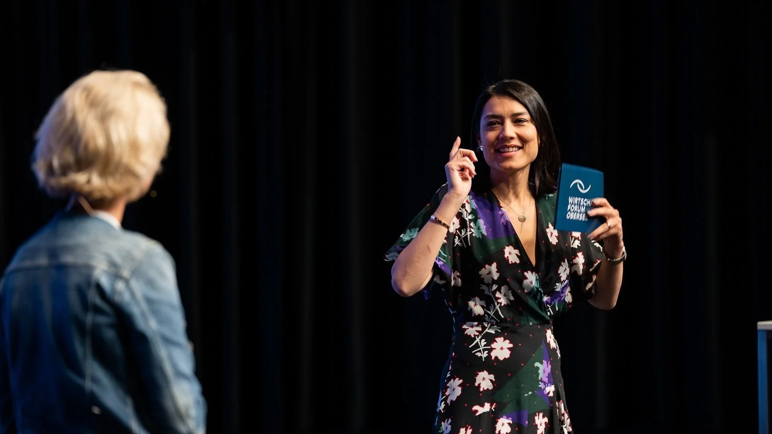 Telling stories on stage as a moderator