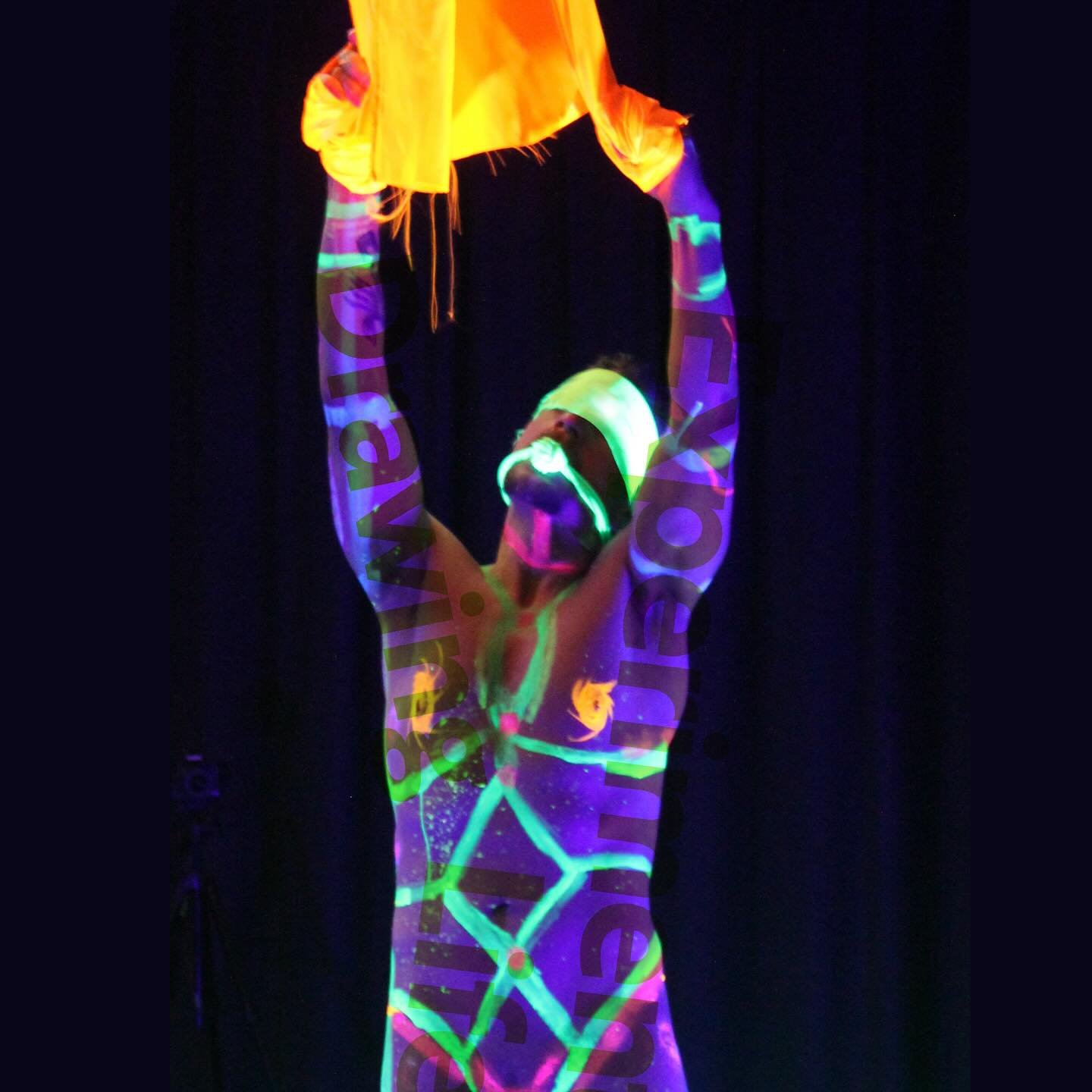 Putting on another &lsquo;Experimental Life Drawing class&rsquo; this time @welshdragonbar 
Combining neon paints, body projections &amp; tunes&hellip;.
This fun &amp; relaxed class is for anyone, materials are provided 
6-745pm&hellip; bar has mulle