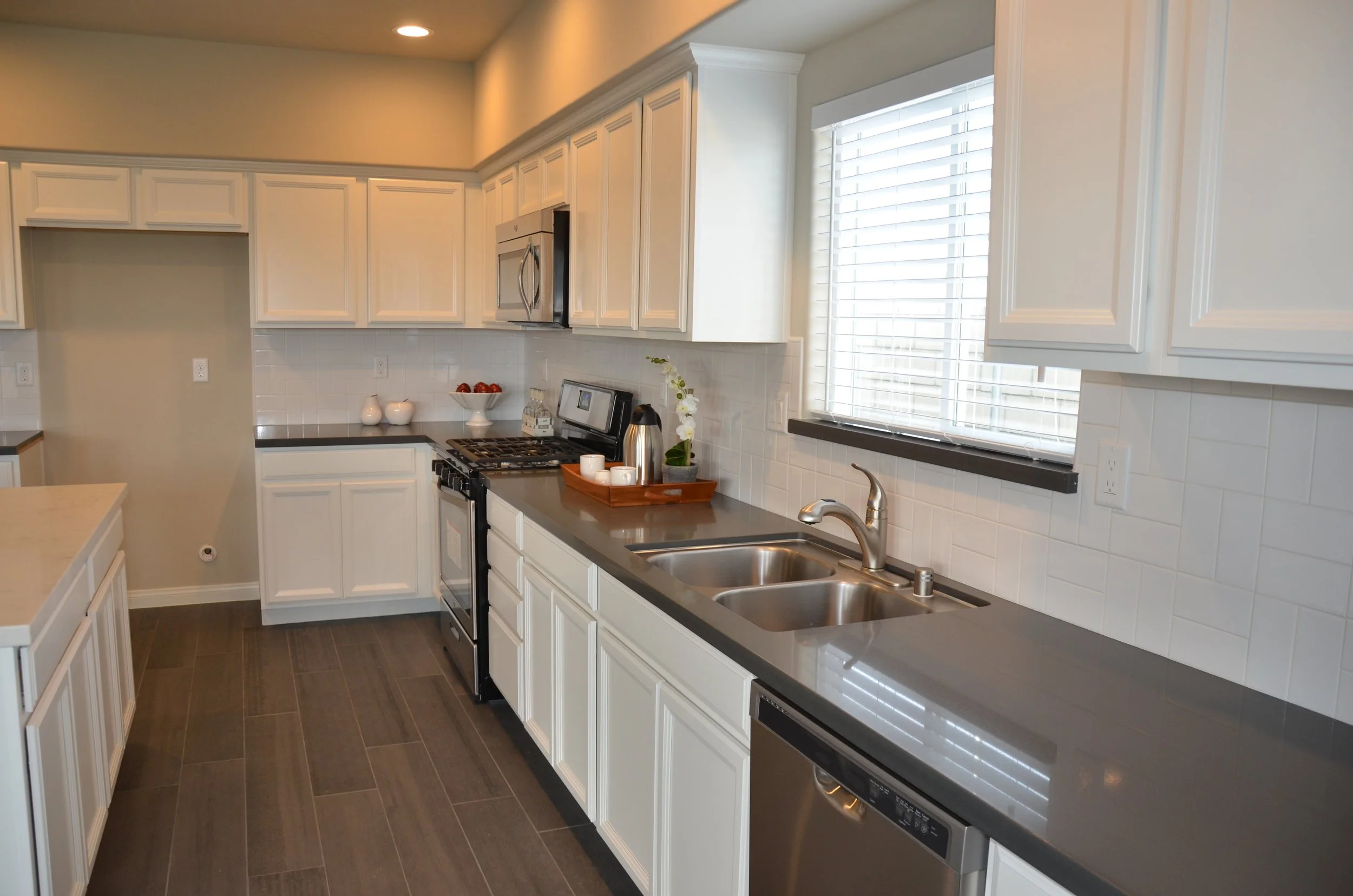 9 - Kitchen Counters.JPG