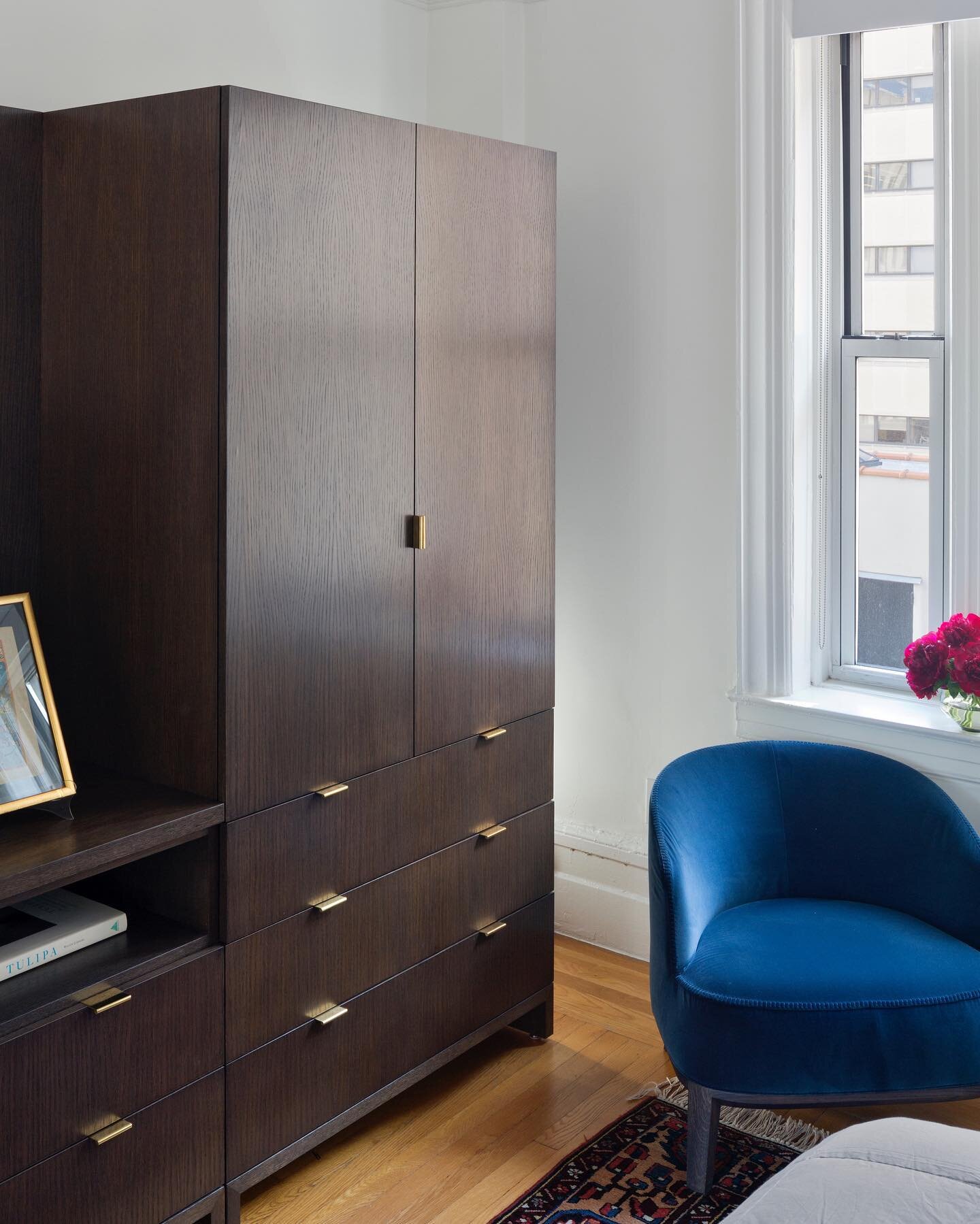 TRANSFORMATION: Who doesn't love a peaceful corner for reading and relaxing? Our custom armoire and the gorgeous Febo chair by @bebitalia make this bedroom feel extra luxurious! Photo: @paulriveraphotography