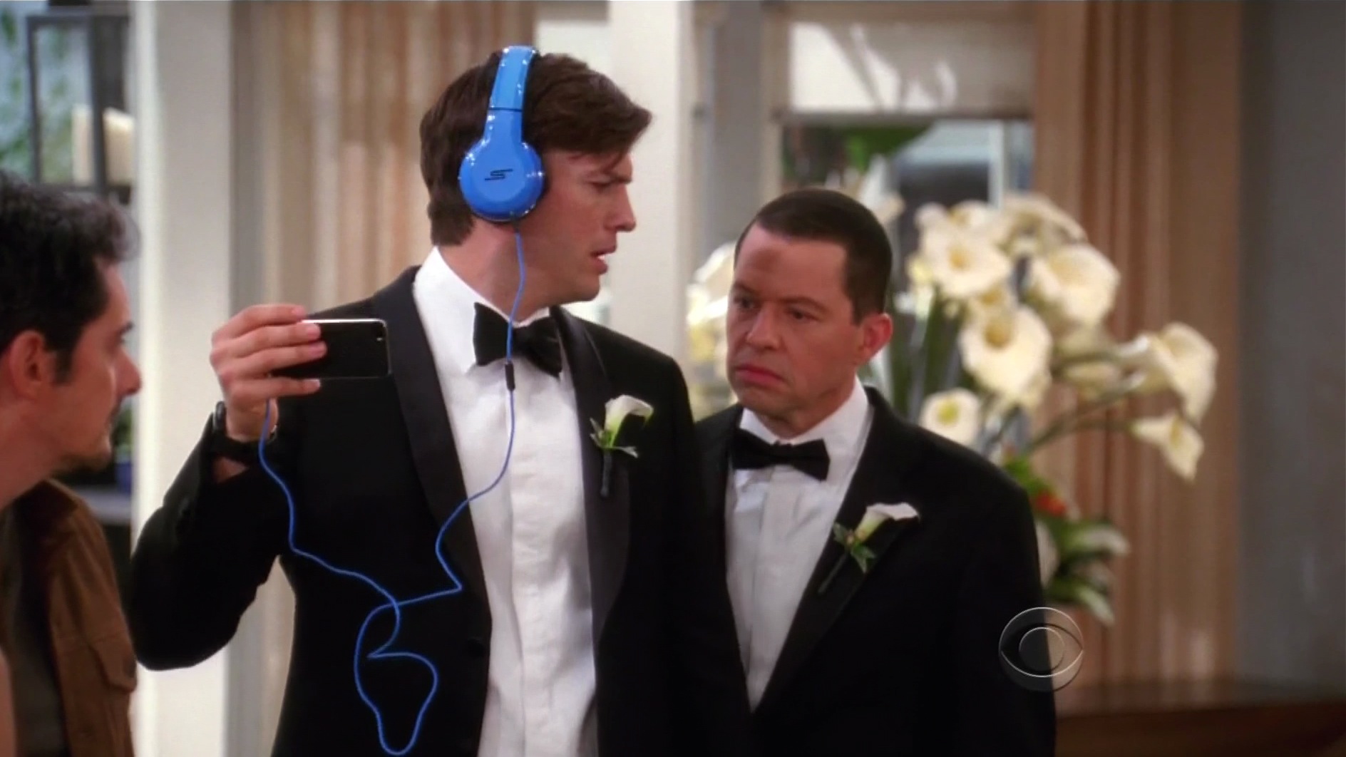 SMS AUDIO - PRODUCT PLACEMENT - TWO AND A HALF MEN - CBS