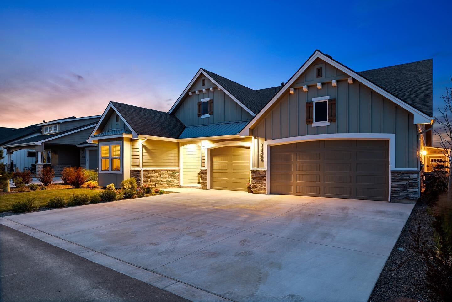 Check out this awesome twilight shoot from last night! This home sits right on Hole 16 of the RedHawk Golf Course. 🏌️&zwj;♀️ 🕳 🏡