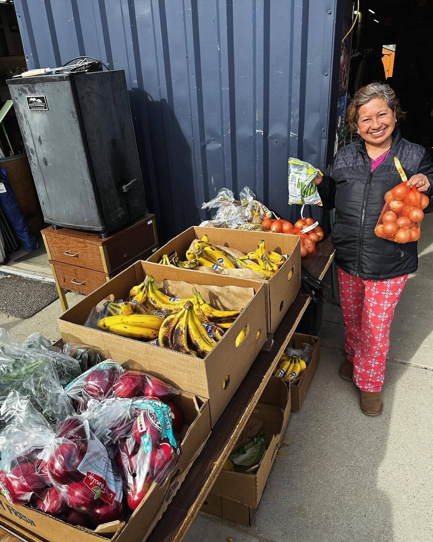 Winter harvests &amp; donations are still firing! Donations got an extra big boost this week with a whopping 872 lbs of produce from @ourfamilyfoods / @hardingsmarket (big thanks to Harding&rsquo;s Three Oaks manager Dennis Romeo in slide 2). We reac