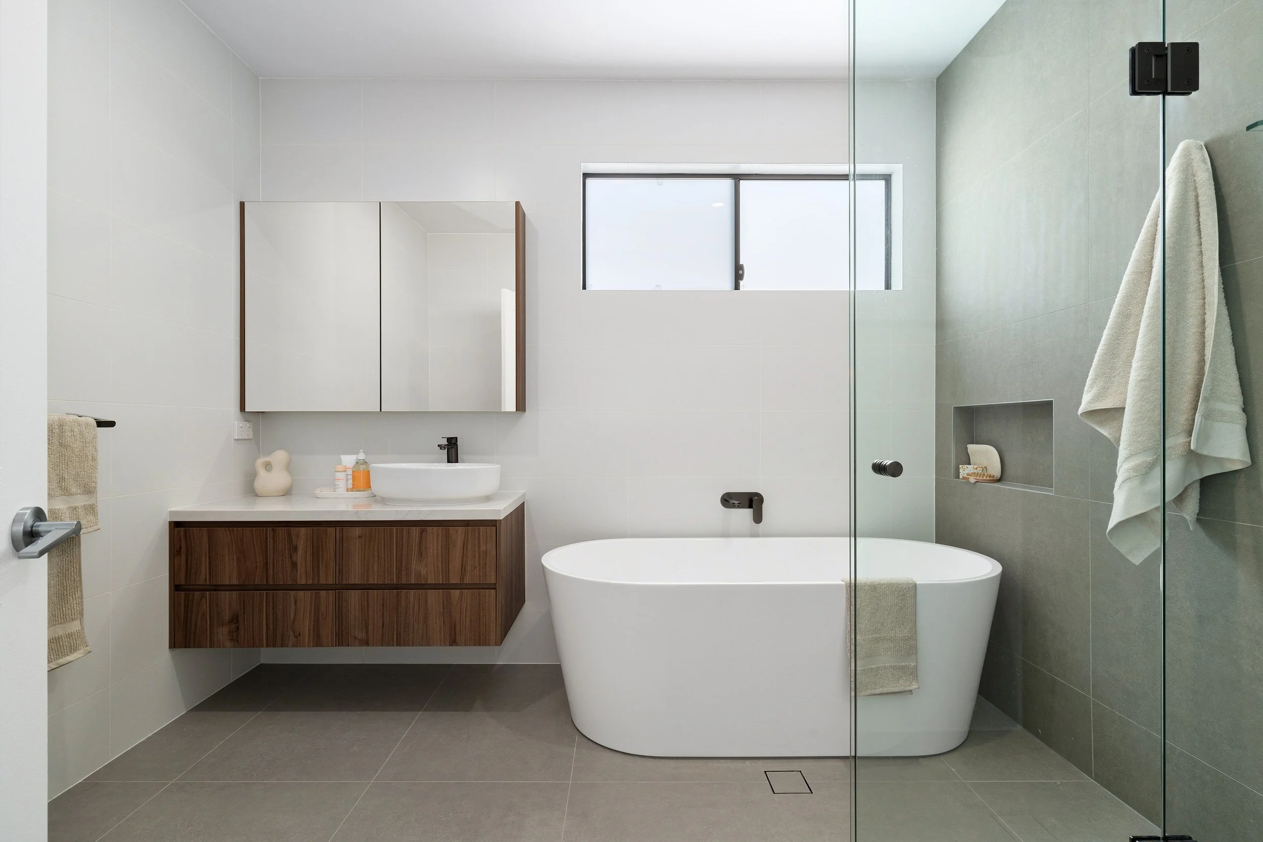 Main Bath.jpg