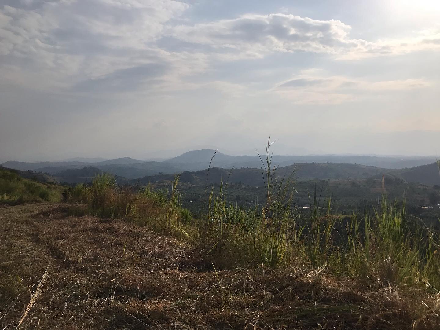 Amazing work progressing today at the spectacular new site in kasenda, Uganda.
100 local skilled workers overcame the heat of the mid summers day to keep to programme and produce another award winning lodge #volcanoessafaris #uganda #luxurylodge #kib