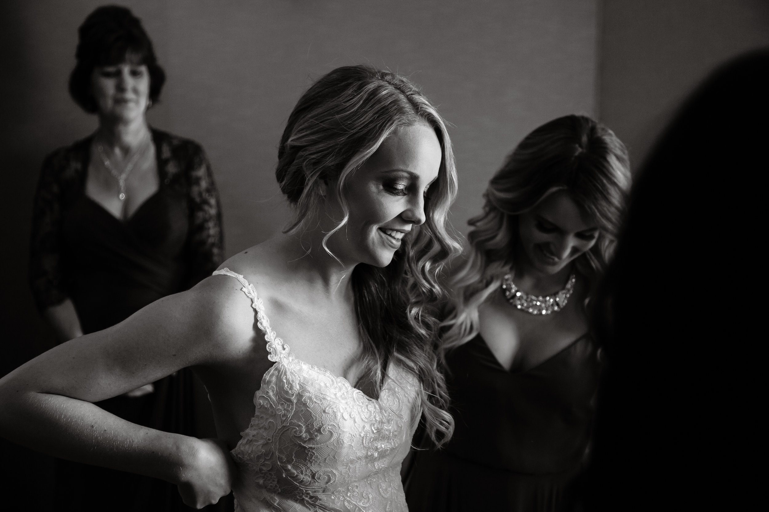 Last minute adjustment. Phoenix wedding photographer.