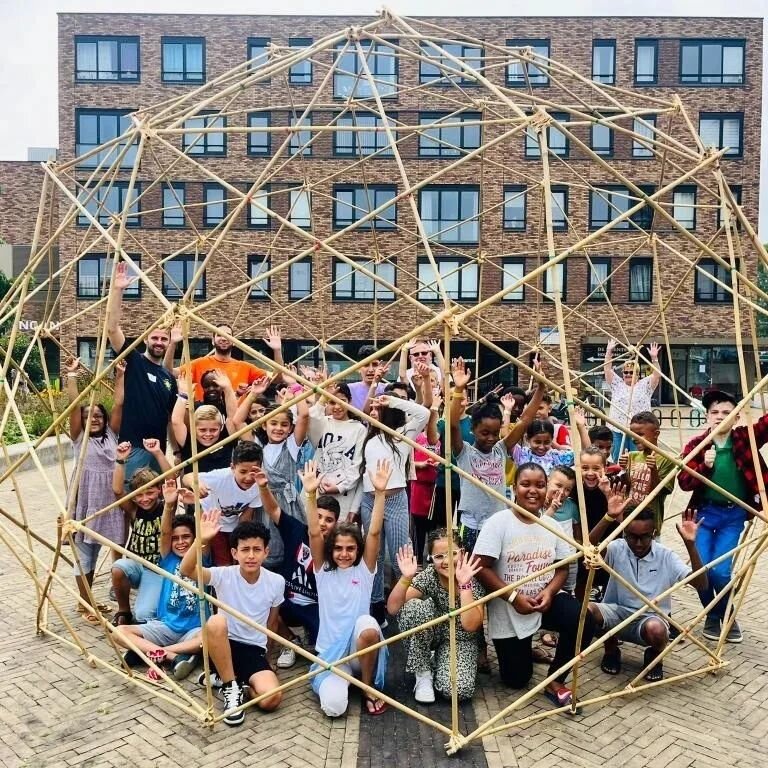 Last Friday we went to 'de Hagen' a neighbourhood of Vianen to built a communal space together with the kids of the first summerweek there. It was a great day!

Lot's of fun, using our muscles 💪, learning from each other and sharing the space for da