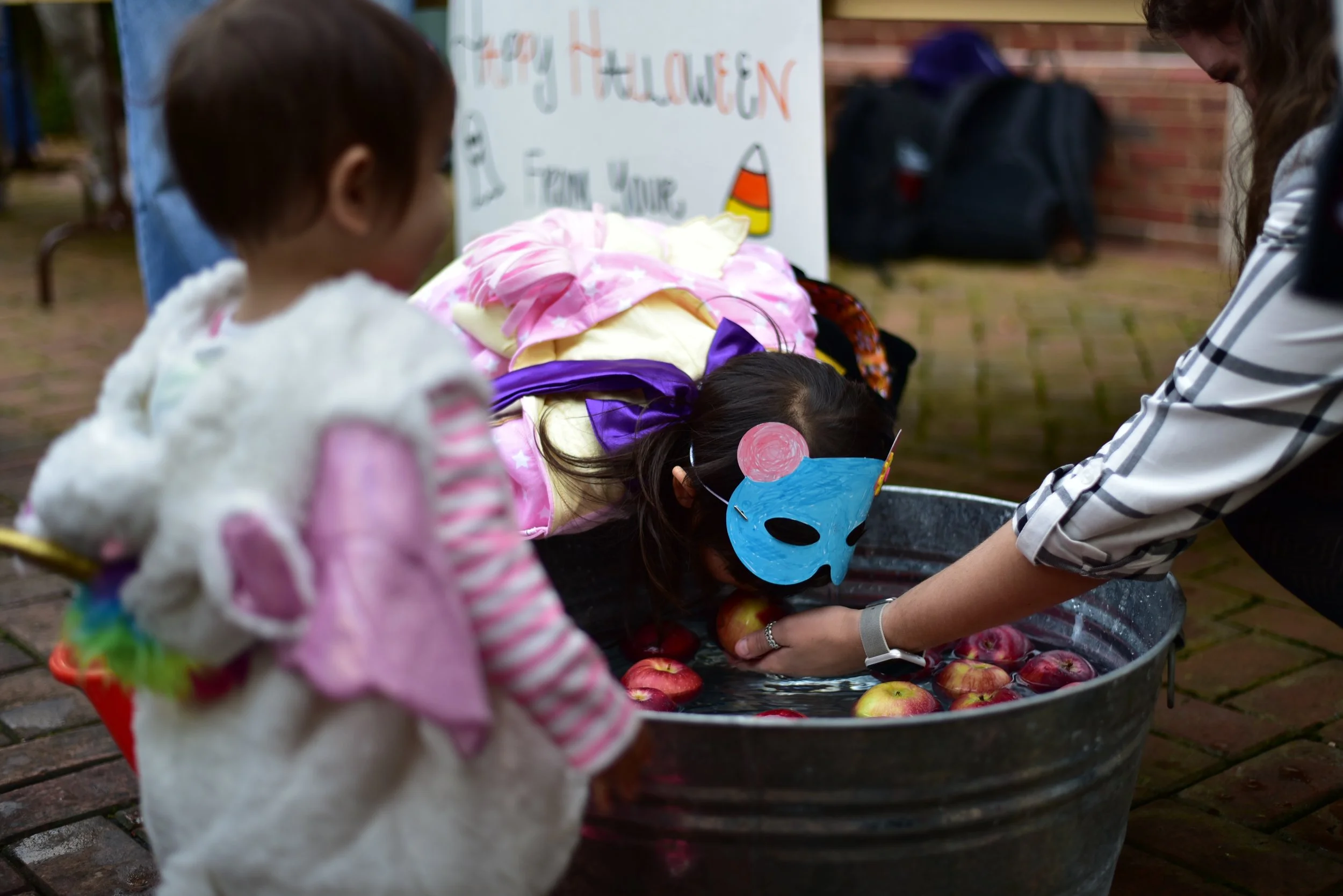 Ryoko Terasaka gets some assistance with her apple bob as her sister, Unicorn Kyoko looks on. Photo courtesy of Eric Hall