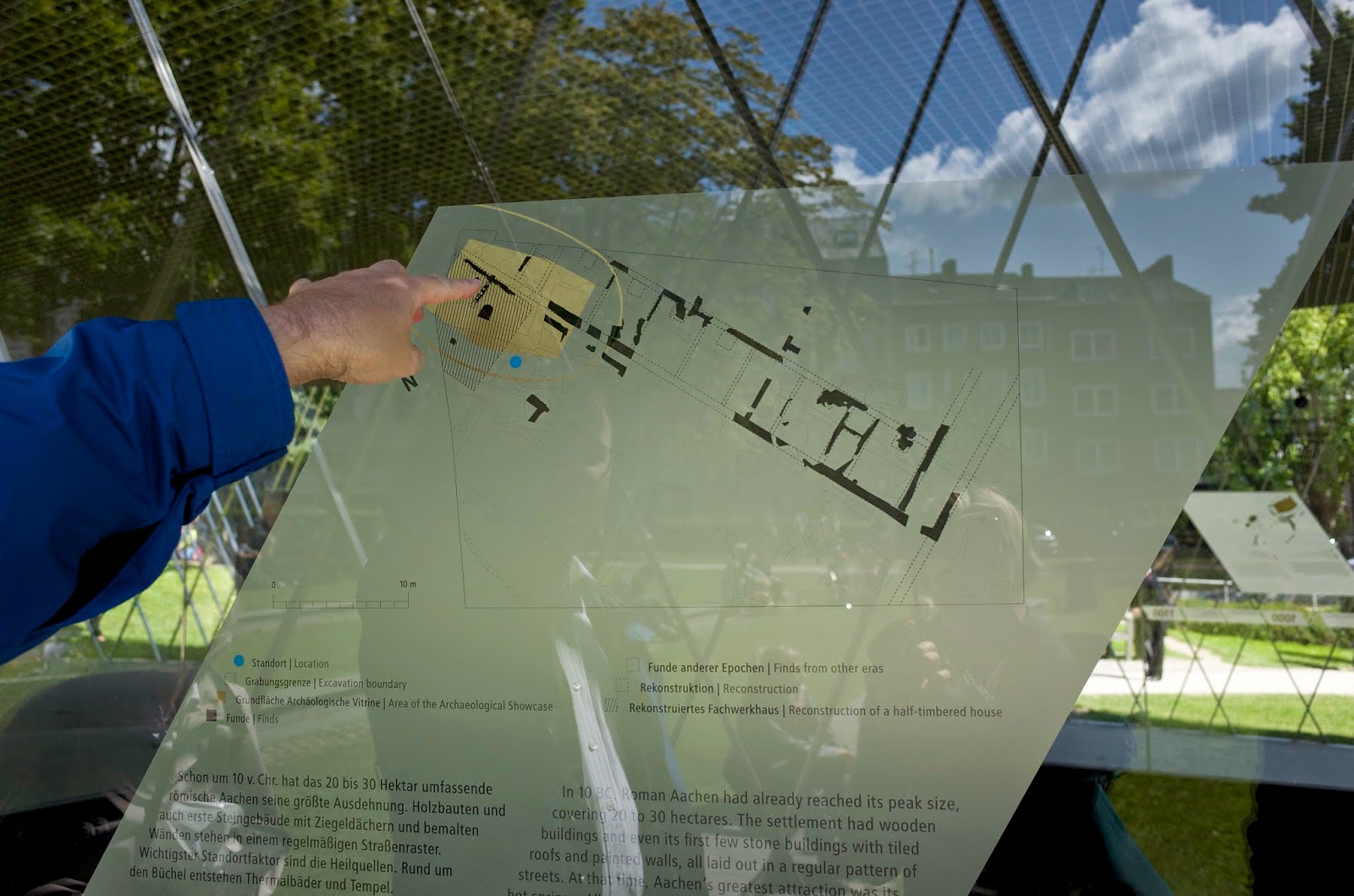 Opaque panels in the glass inform about the archeological artefacts.