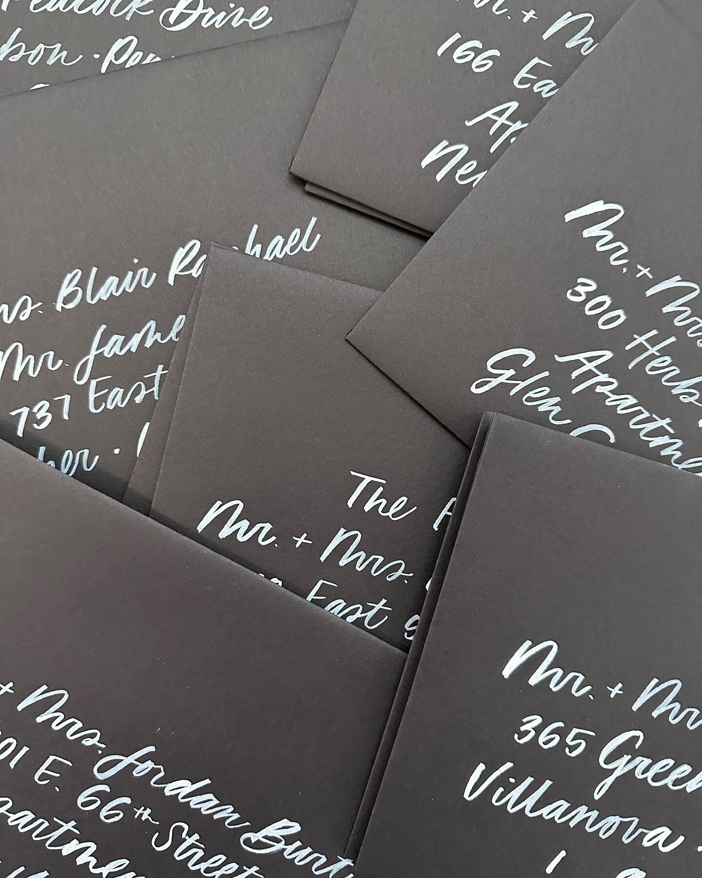 Wrapped up the 2022 season and jumped straight into 2023 💫 white brush lettering on black envelopes.
.
.
.
.
.
#envelopeaddressing #brushlettering #brushcalligraphy #phillybride #phillywedding #moderncalligraphy #thedailywedding #modluxweddingsphl #