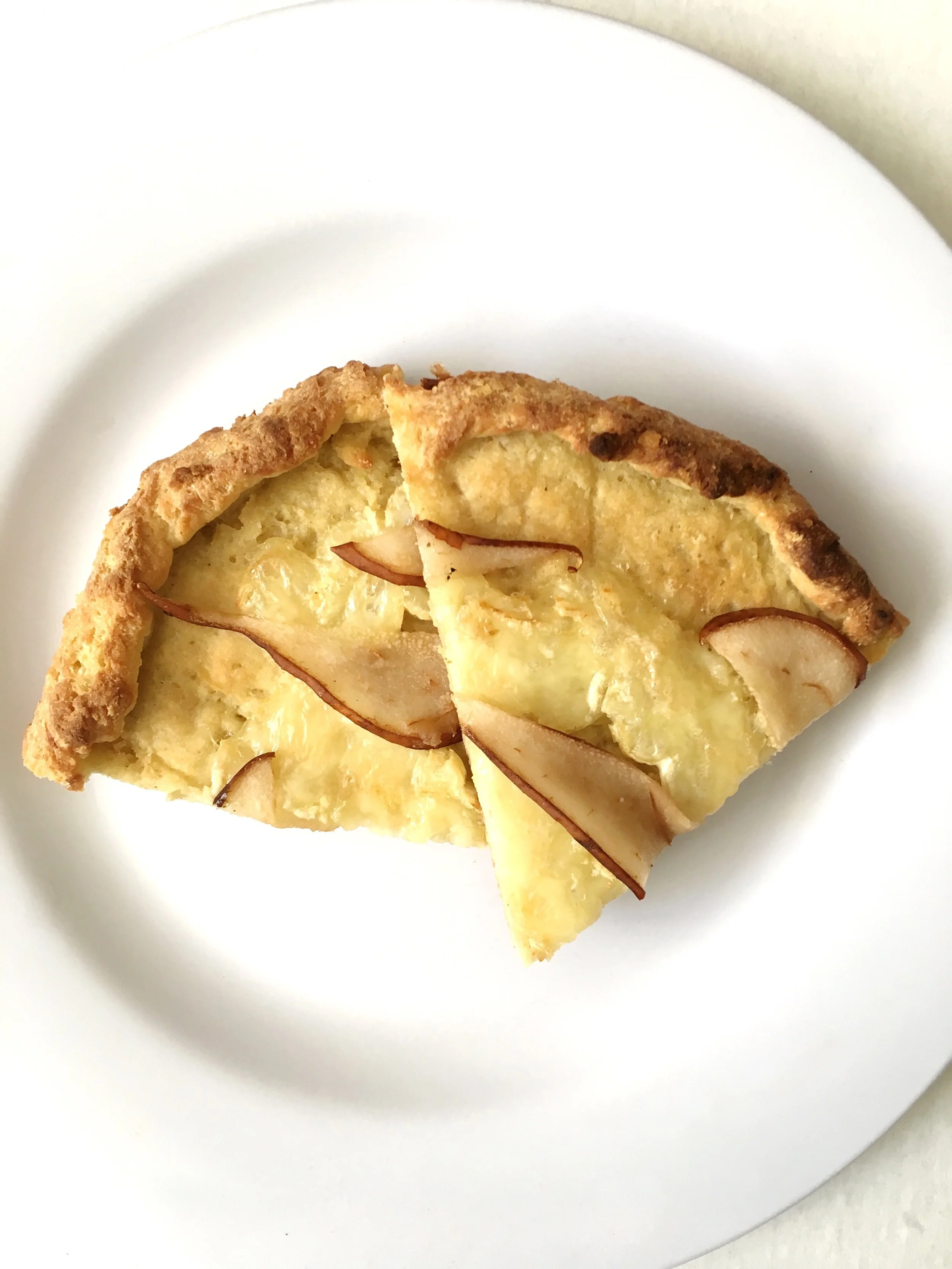 brie and pear gluten-free pizza