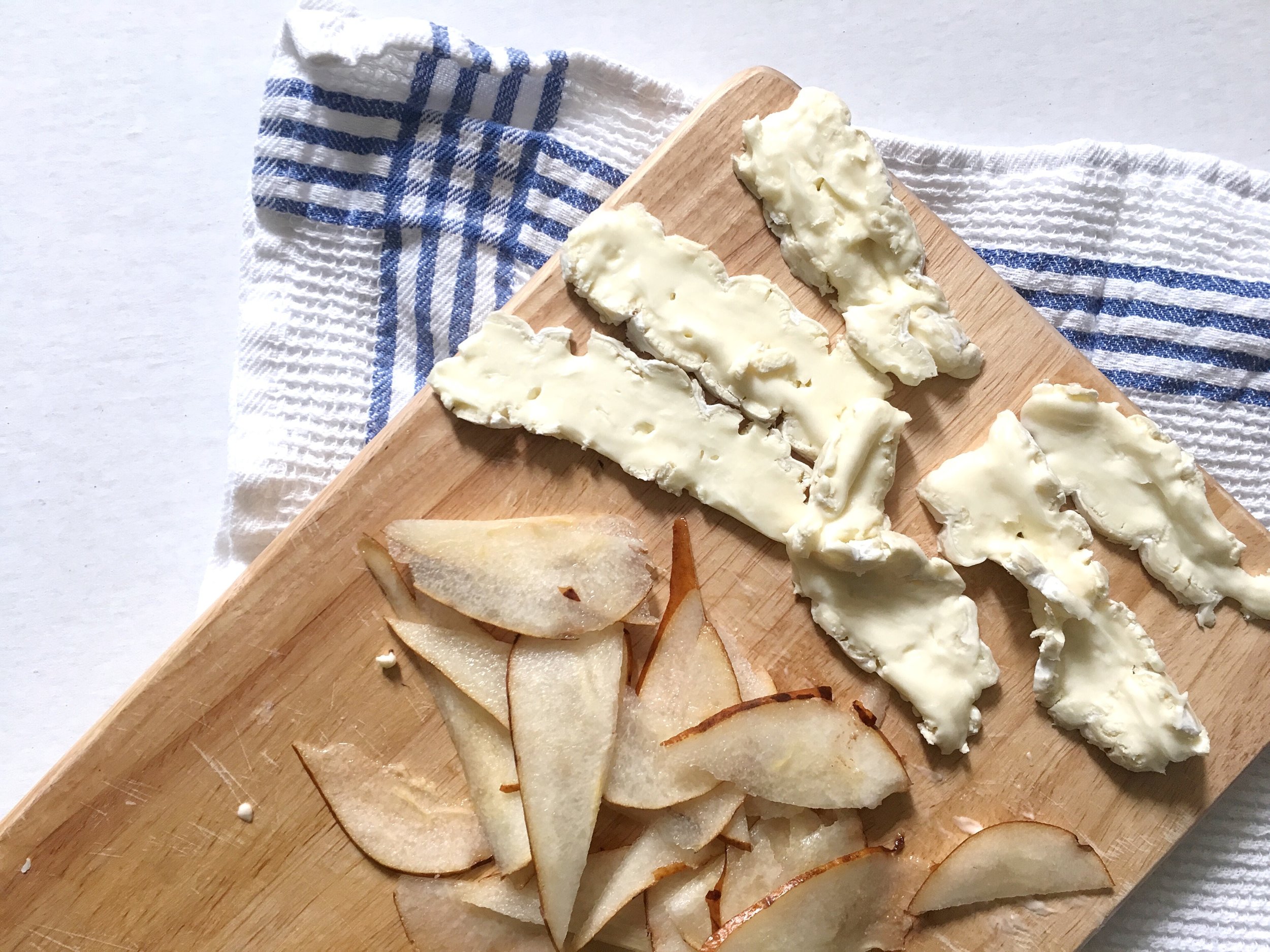 brie cheese and pears