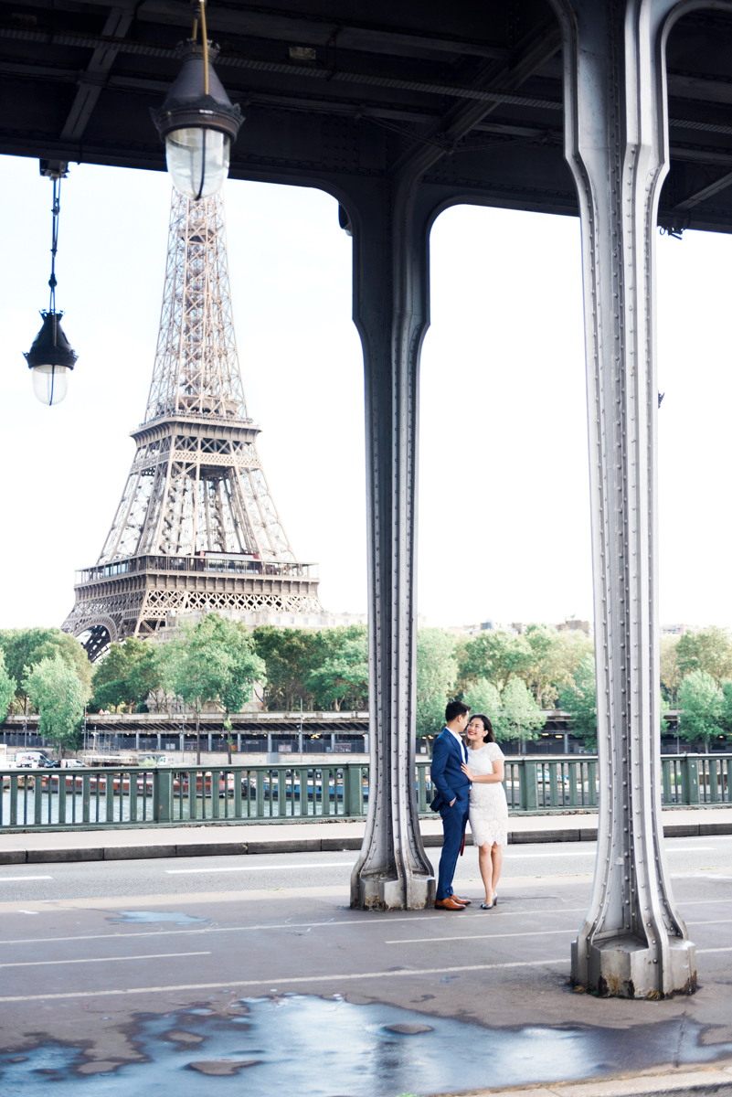 Photographer in Paris - Love under the bridge with a view on the eiffel tower