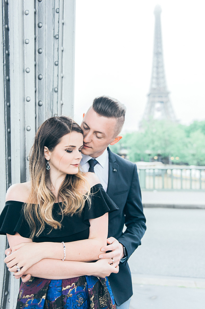 Photographer in Paris - True love with Carina and Vladimir in front of the Eiffel tower in Paris