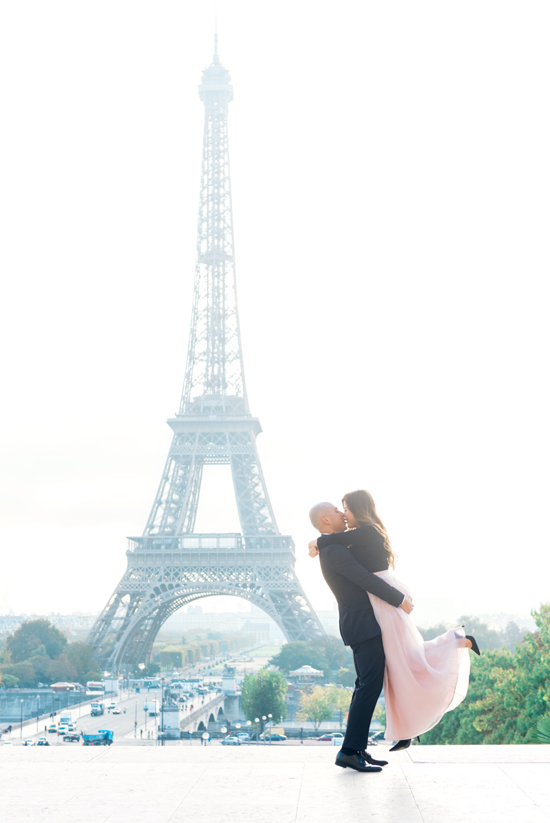 Photographer-in-Paris-Eiffel-Tower-Couple-kiss-Tim-Moore.jpg