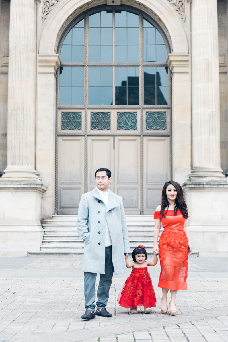Paris-photographer-family-time-at-the-Louvre-museum-by-Tim-Moore.jpg
