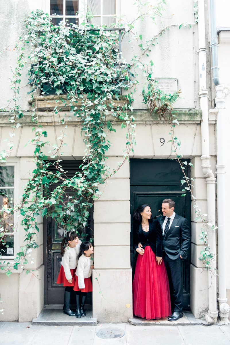 Photographer in Paris - Family time in a parisian street