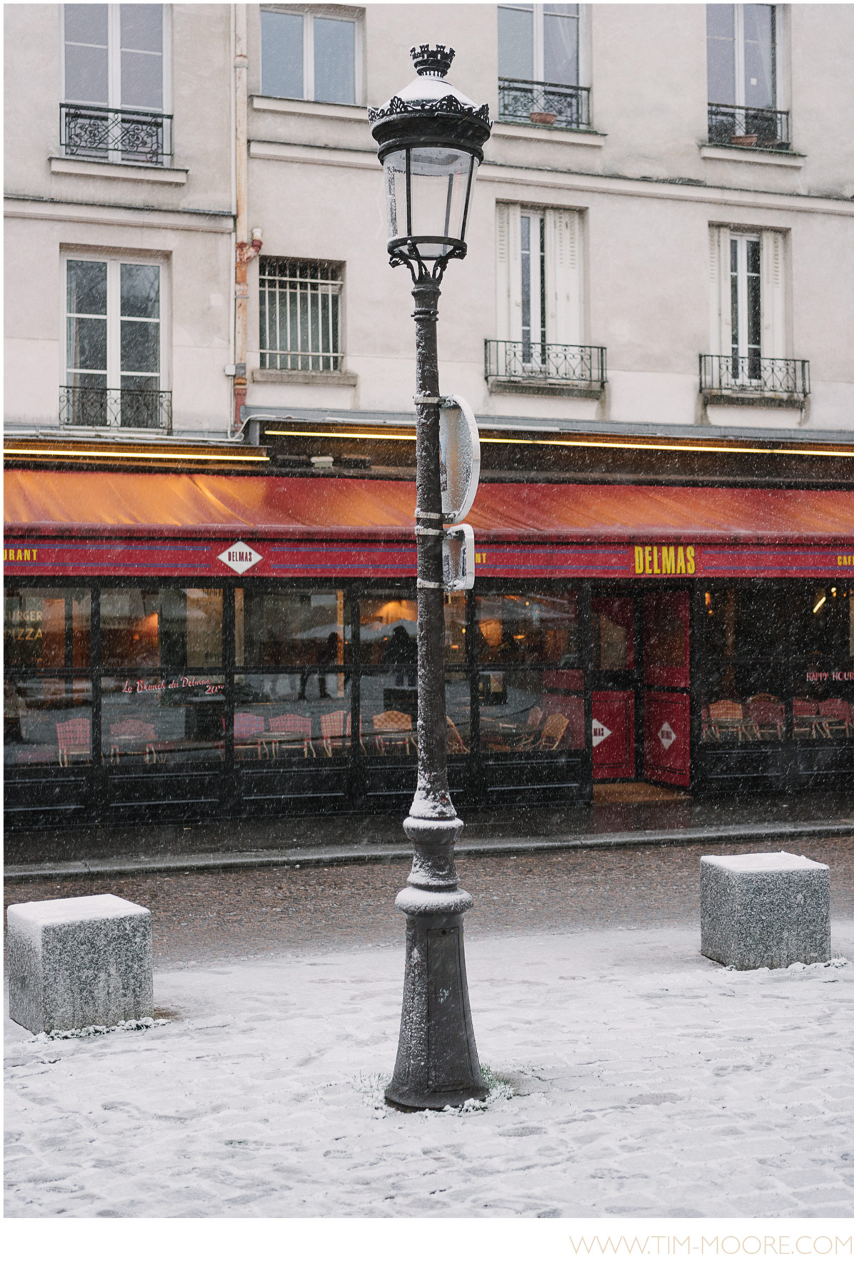 Paris-photographer-Tim-Moore-lamp-under-the-snow.jpg