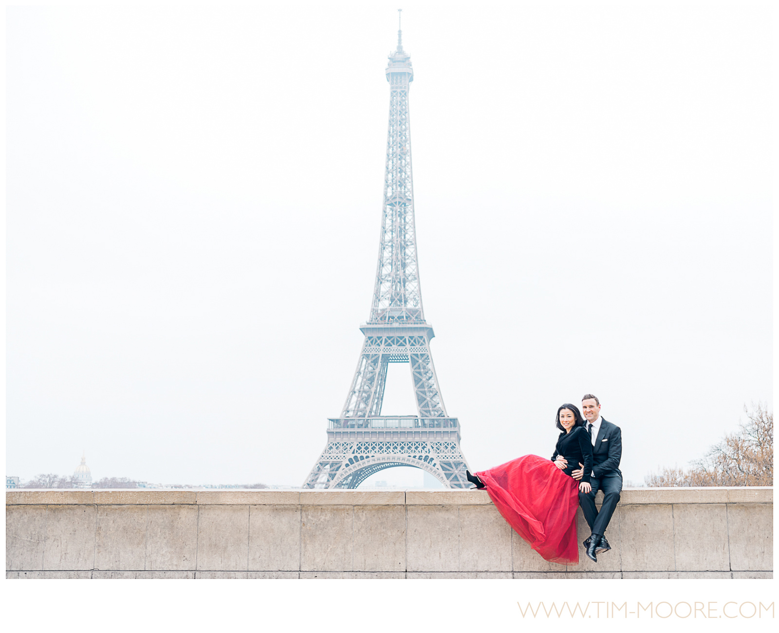 Paris photographer Tim Moore - Jennifer and Scott having some quality time together enjoying the fantastic view on the Eiffel Tower during their Paris photo shoot.